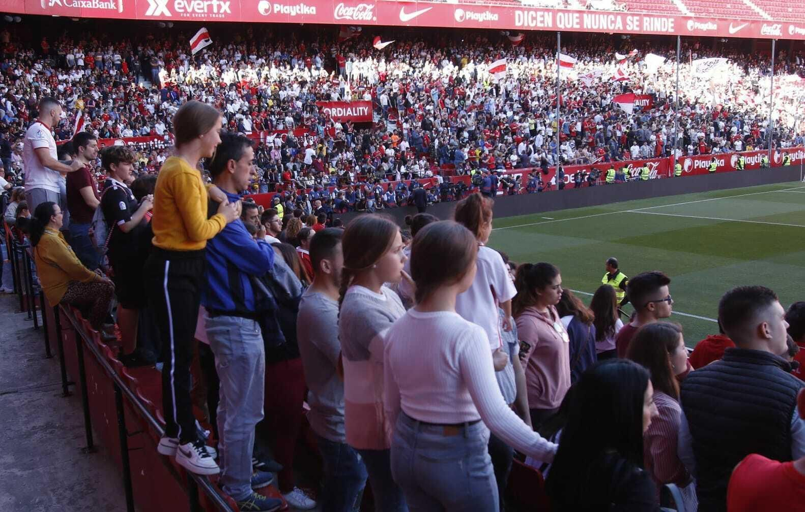 Miles de aficionados sevillistas asisten al entrenamiento del Sevilla desde las 18:00.