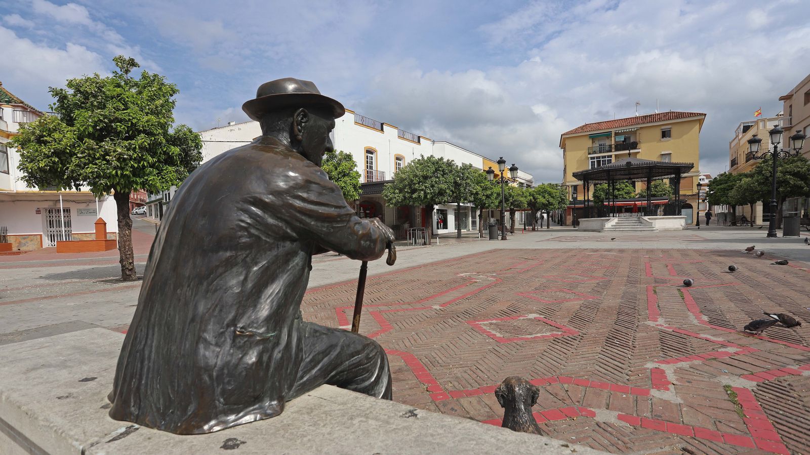 La estatua de Atanasio preside un desierto Paseo de la Constitución en el primer día del confinamiento en Los Barrios