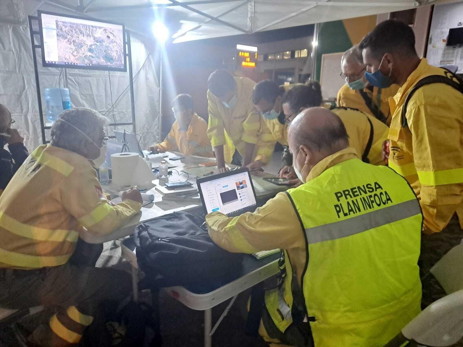 A la derecha de la imagen, Juan Luis Esquina en el puesto de mando avanzado del Infoca, con los directivos.