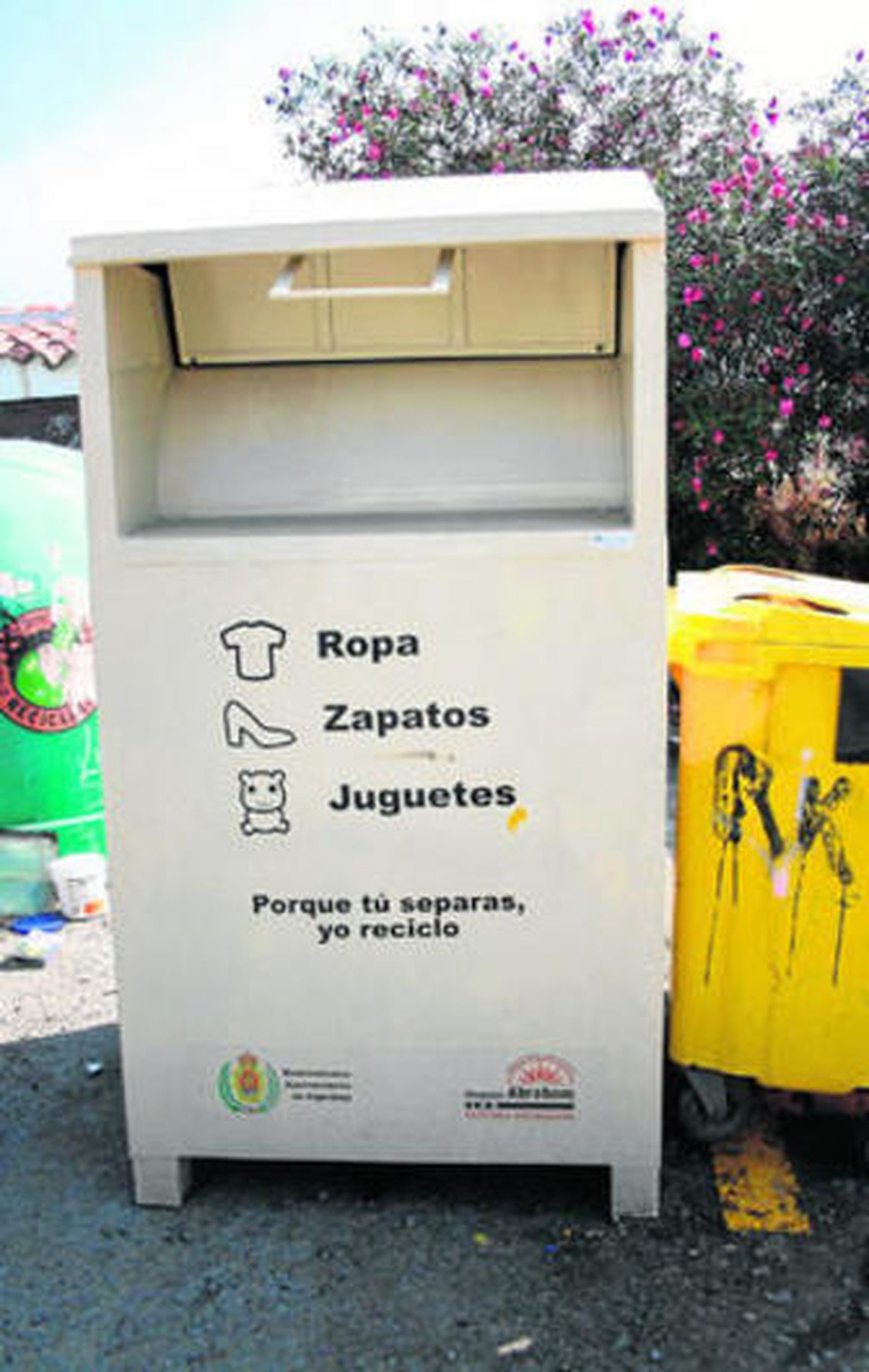 Uno de los cien contenedores textiles de Proyecto Abraham que hay ahora en Algeciras.