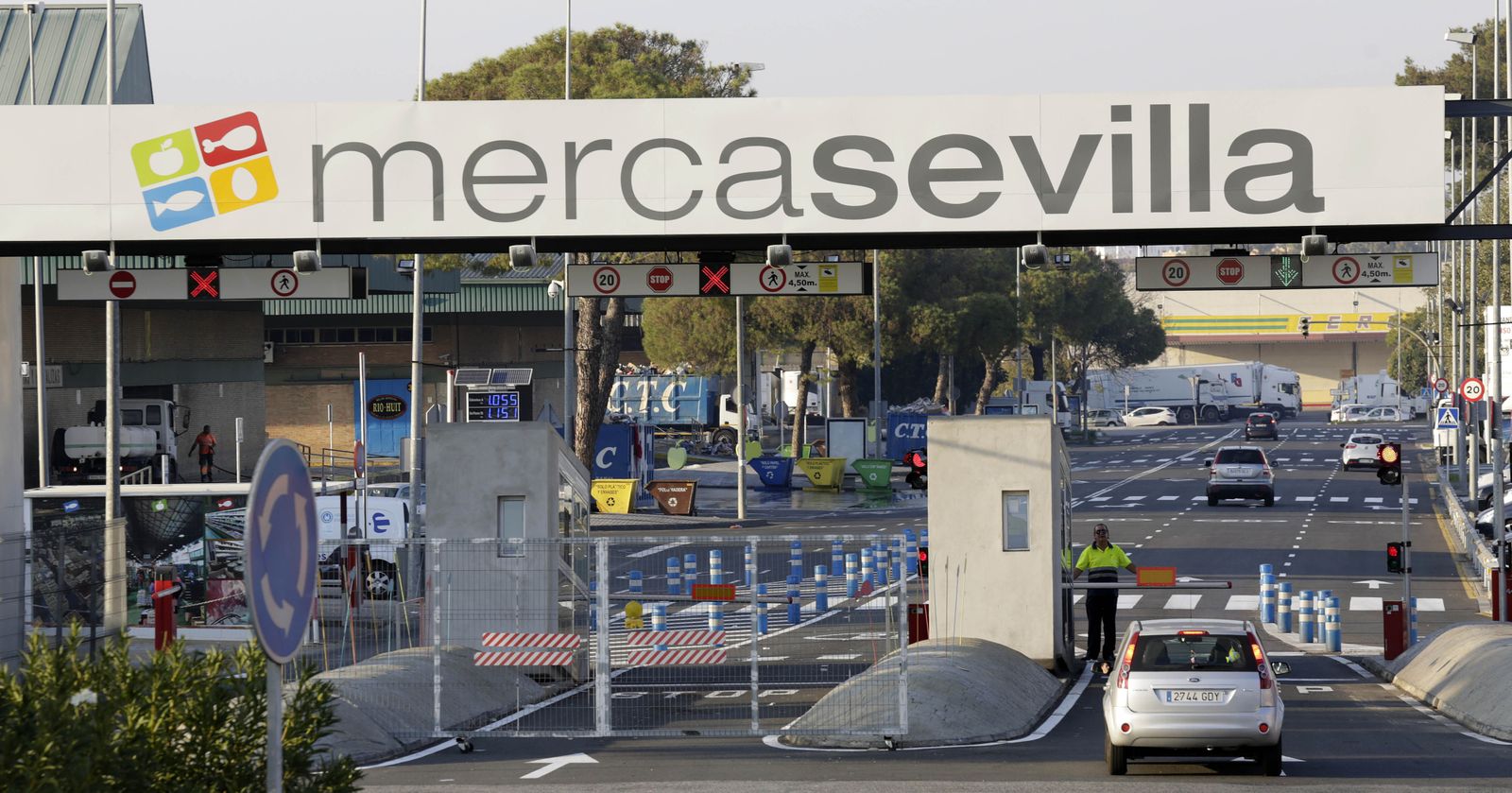 Un vehículo entra por la puerta principal de acceso a las instalaciones de Mercasevilla.