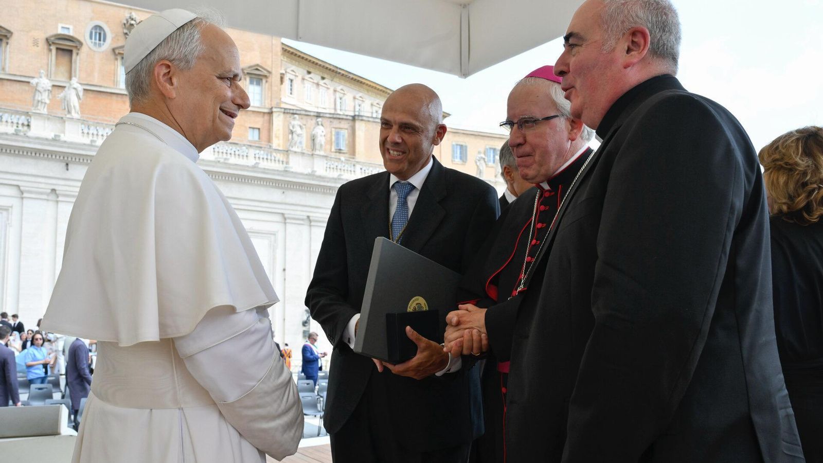 El papa León recibe a la expedición sevillana en el Vaticano