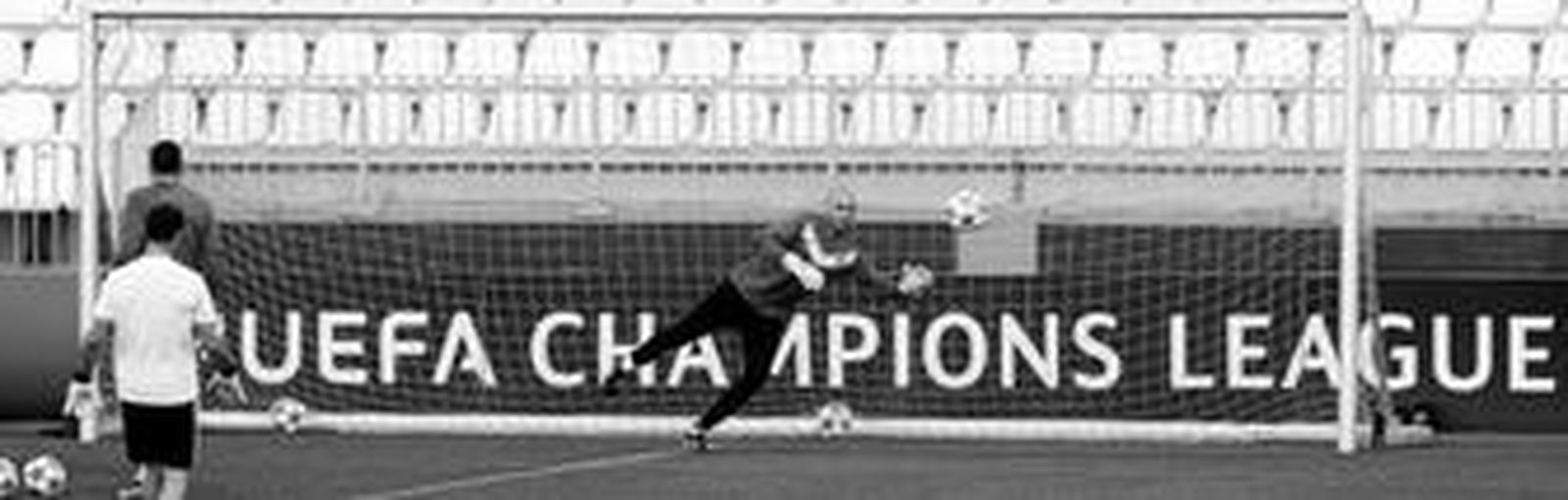 Willy Caballero se estira al máximo para detener un balón lanzado por Xabi Mancisidor, preparador de porteros, en el entrenamiento de ayer.