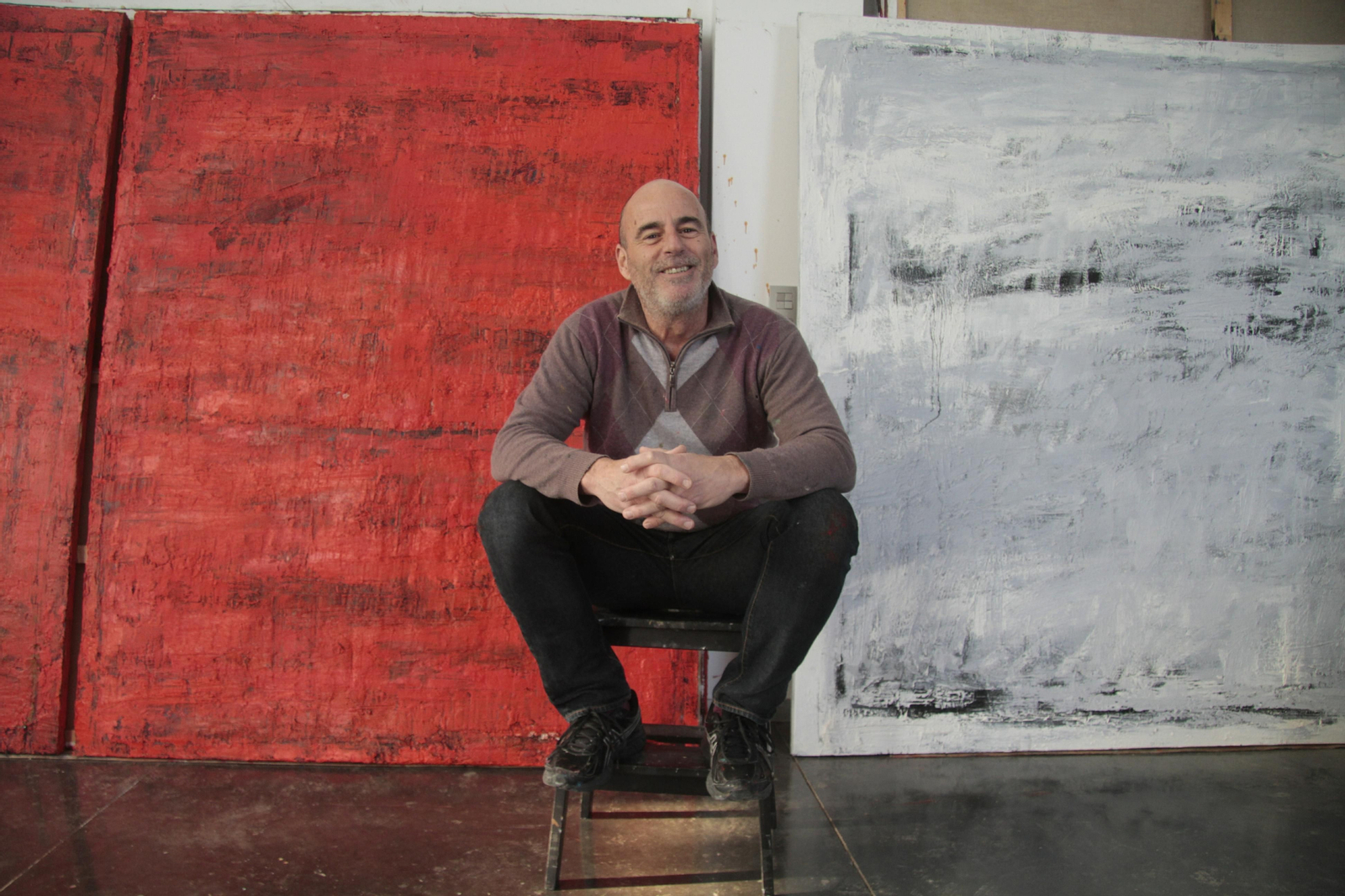 Pablo Lanuza, entre dos de sus cuadros en su estudio del Polígono Industrial de Bollullos de la Mitación.