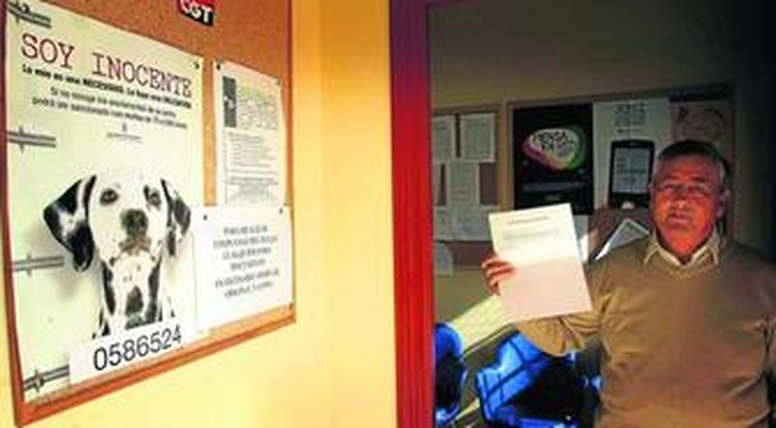 Un trabajador a las puertas de la oficina del Distrito Norte tras quedarse sin luz ayer por la mañana.