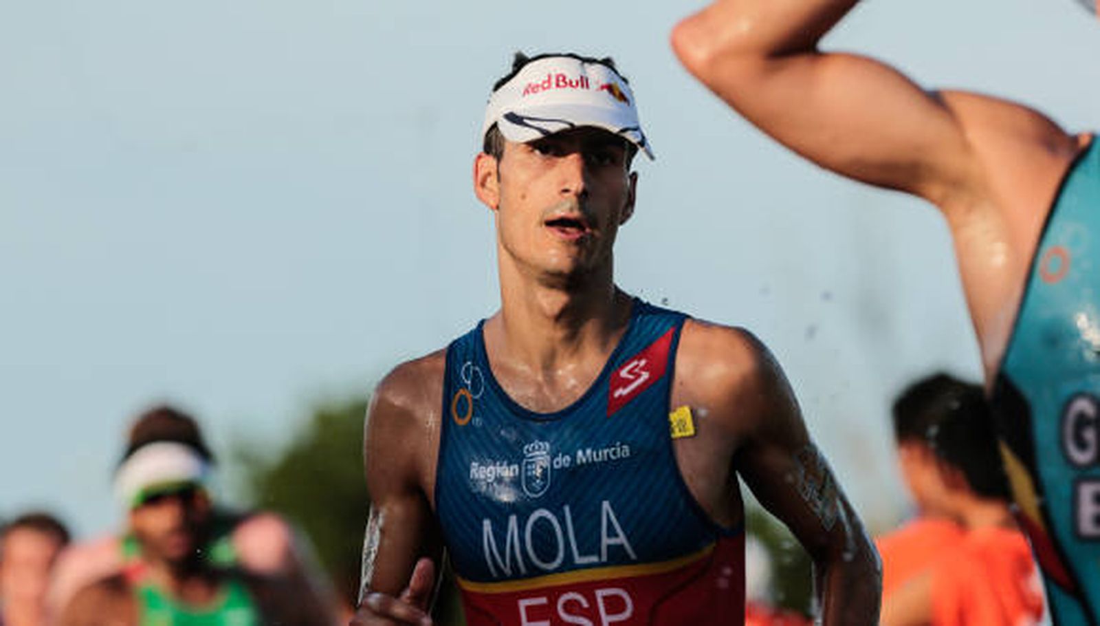 Mario Mola gana el título mundial de triatlón en un dramático final