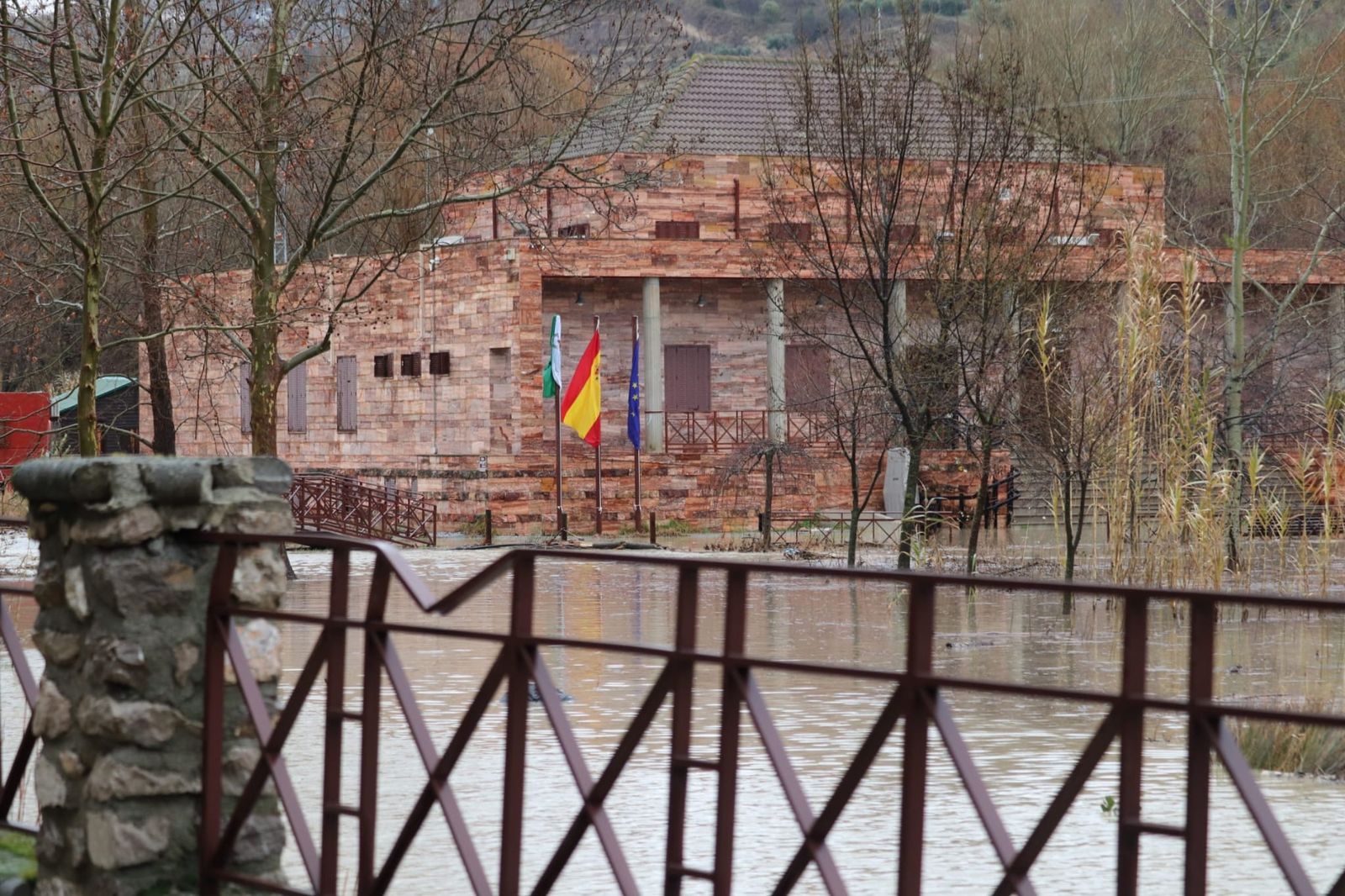 Todas las fotos de la borrasca Leonardo y sus incidencias en Granada: desprendimientos, ríos desbordados y lluvia