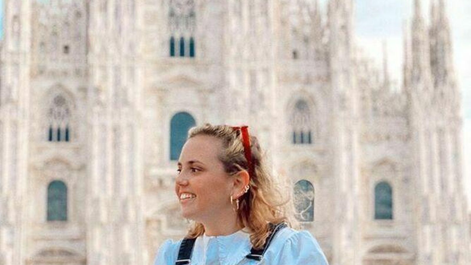 Loreto Pérez ante el Duomo de Milán durante su viaje por Italia.