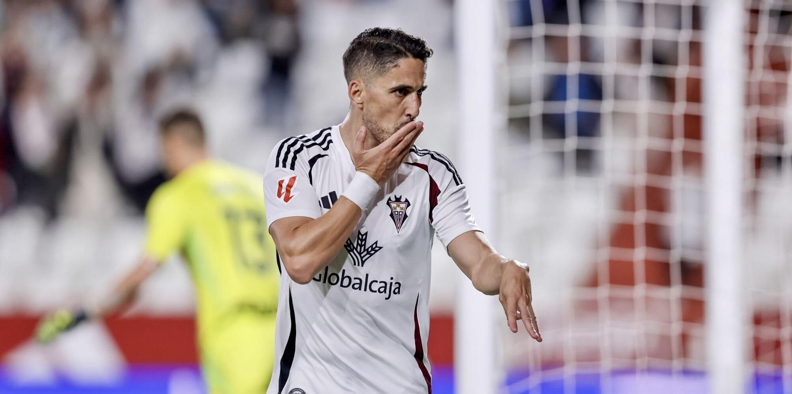 Fidel Chaves celebra un gol con el Albacete.