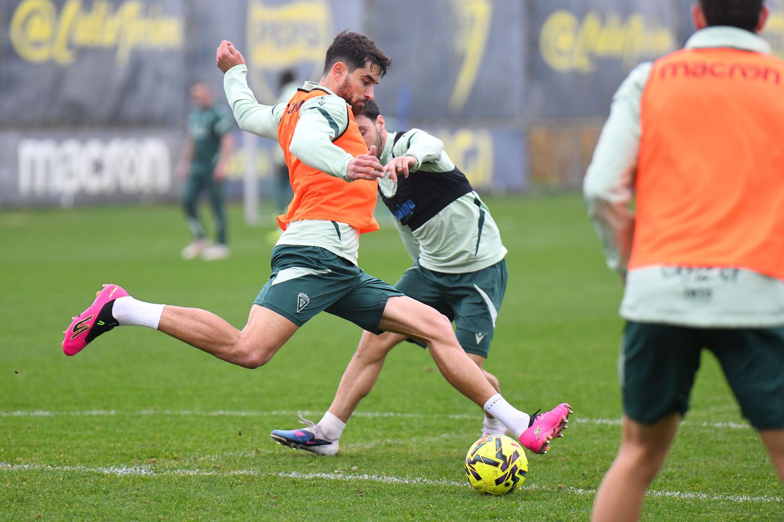 Una sesión del Cádiz en El Rosal.