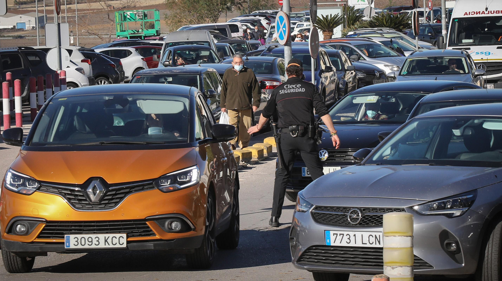 Caos en el Hospital de Jerez por la afluencia masiva de usuarios para hacerse la PCR