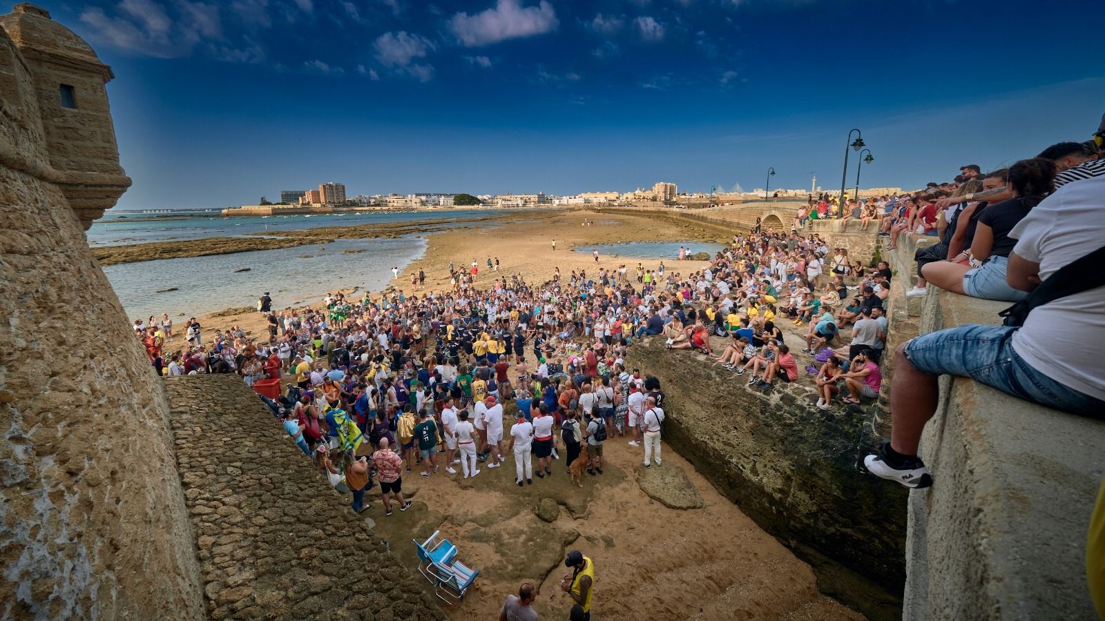 Un buen número de personas siguió las actuaciones en plena playa de La Caleta.