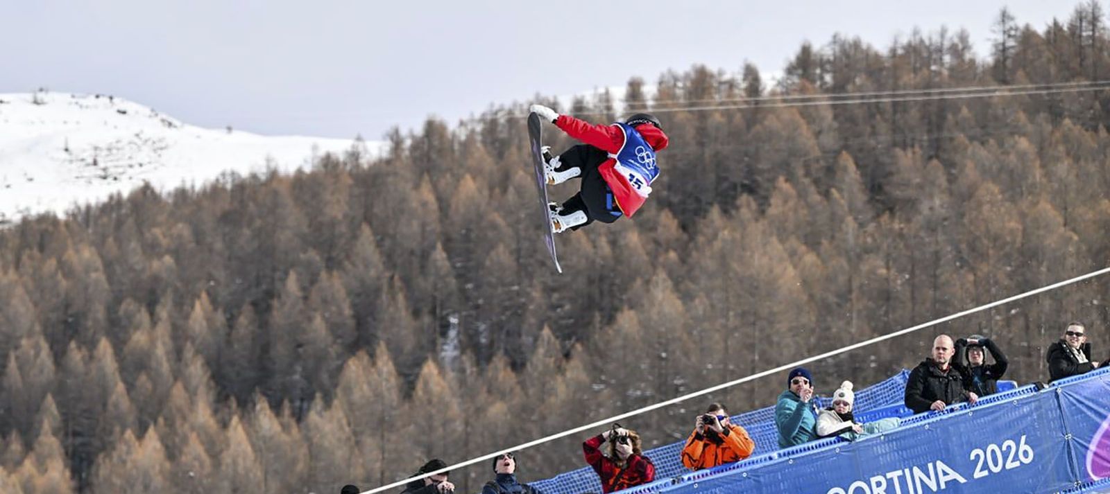Queralt Castellet vuela durante uno de sus ejercicios para meterse en la final.