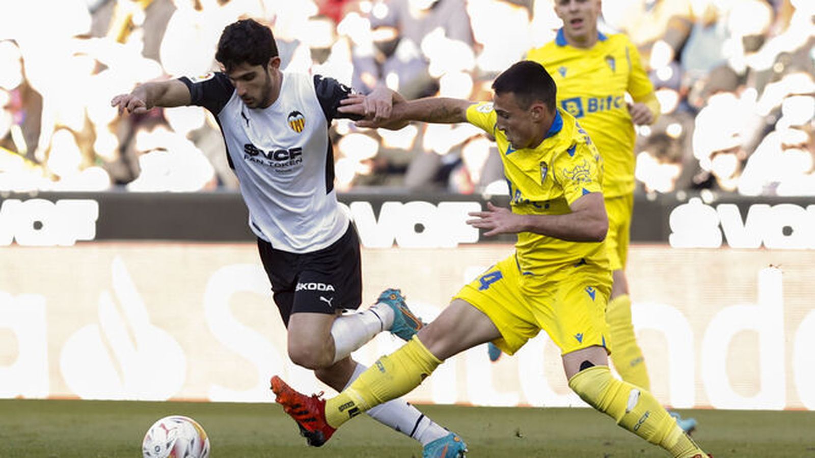 El cadista San Emeterio forcejea con Gonçalo Guedes en el partido disputado en Mestalla la temporada pasada