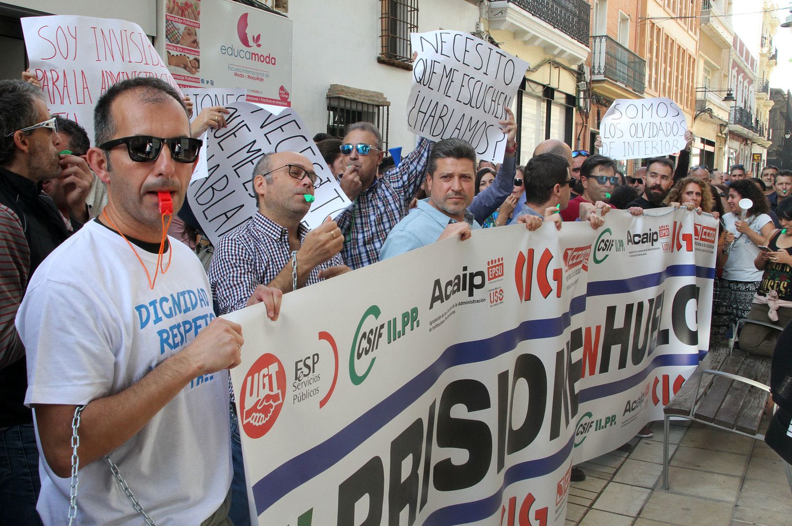 Imágenes de la concentración de funcionarios de prisión ante la subdelegación del Gobierno