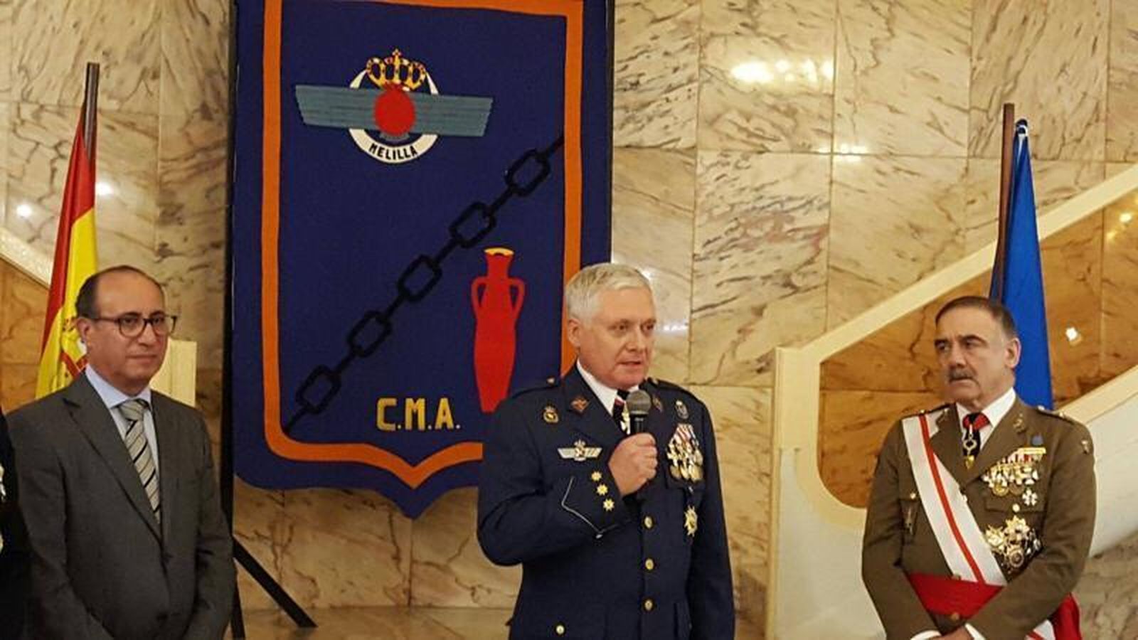 El coronel Frías Pardo -en el centro- en la Comandancia Militar Aérea de Melilla.