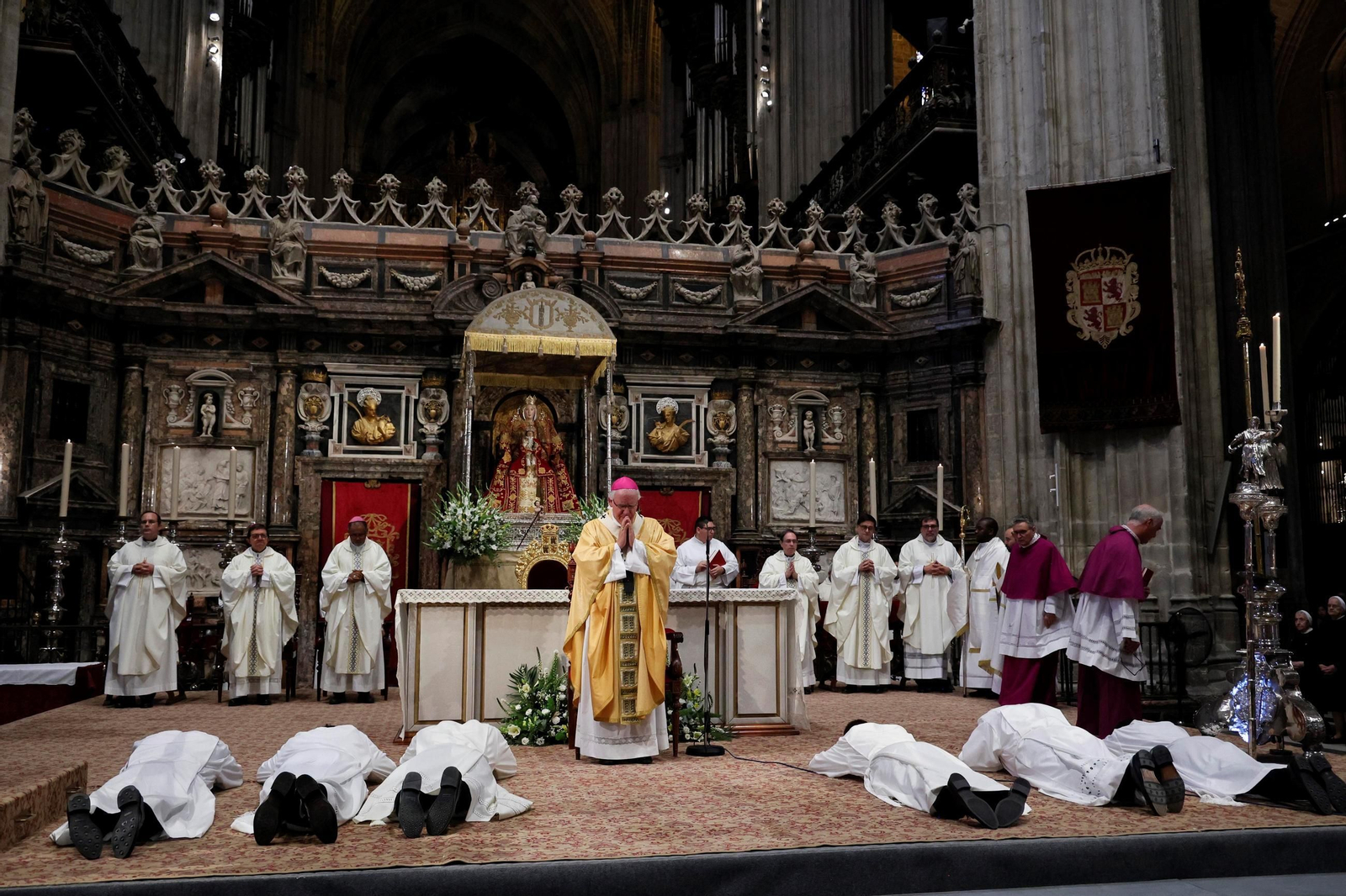 Los seis ordenandos se han postrado en el presbiterio ante el arzobispo mientras la asamblea entonaba la Letanía.