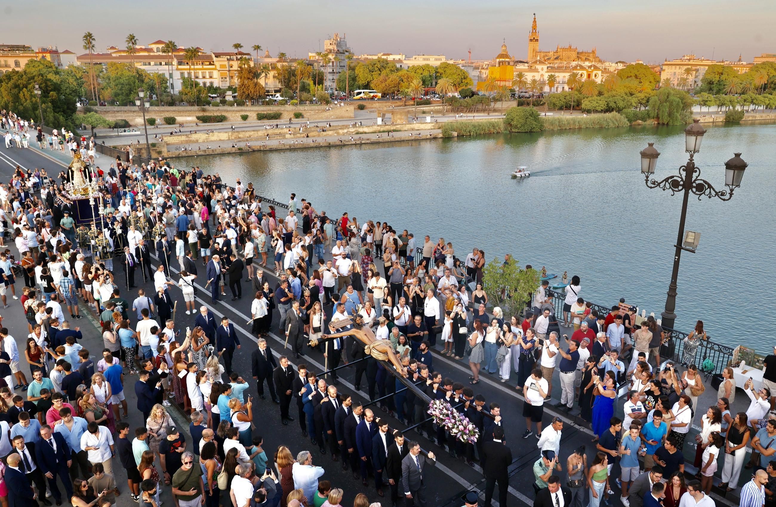 Los titulares de Las Aguas son trasladados a la iglesia de San Jacinto en un Vía Crucis extraordinario