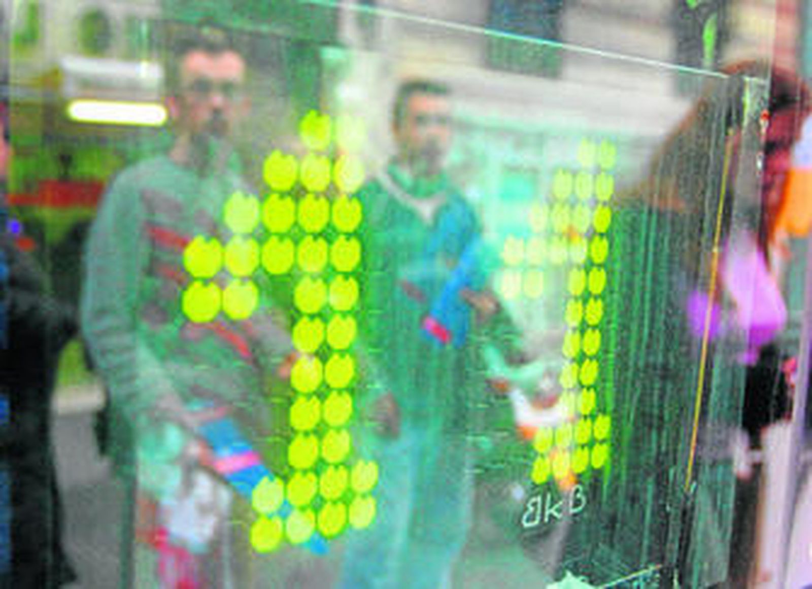 Pasajeros de un autobús de la línea 11, la que realiza el tramo entre la Alameda y El Palo.