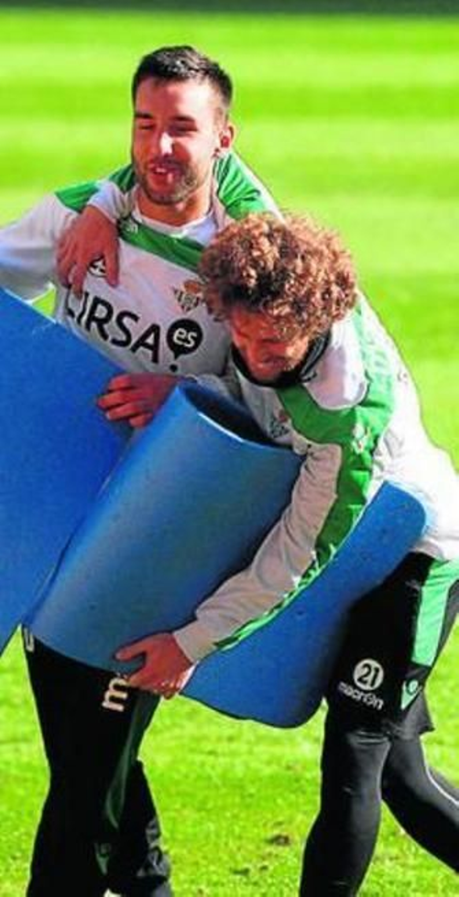 Nono bromea con Cañas.