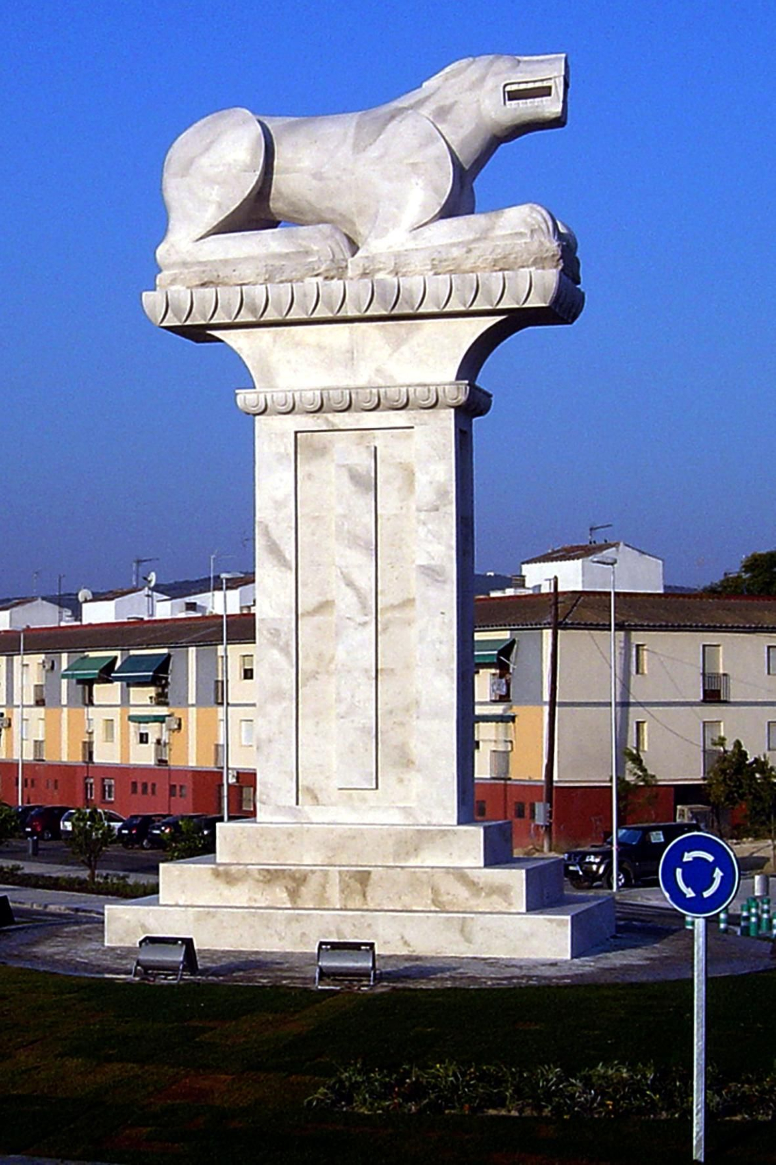 Reconstrucción de un pilar-estela con el león de Baena, a tamaño mayor que el natural. Reconstrucción de un pilar-estela con el león de Baena, a tamaño mayor que el natural.