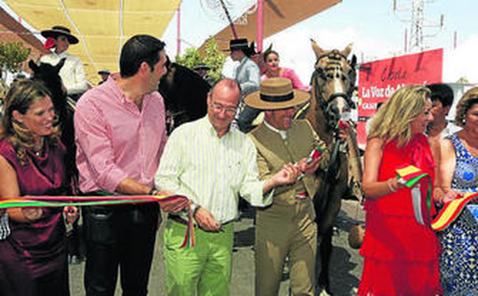 El alcalde, Luis Rogelio Rodríguez Comendador, cortó la cinta inaugural del concurso.