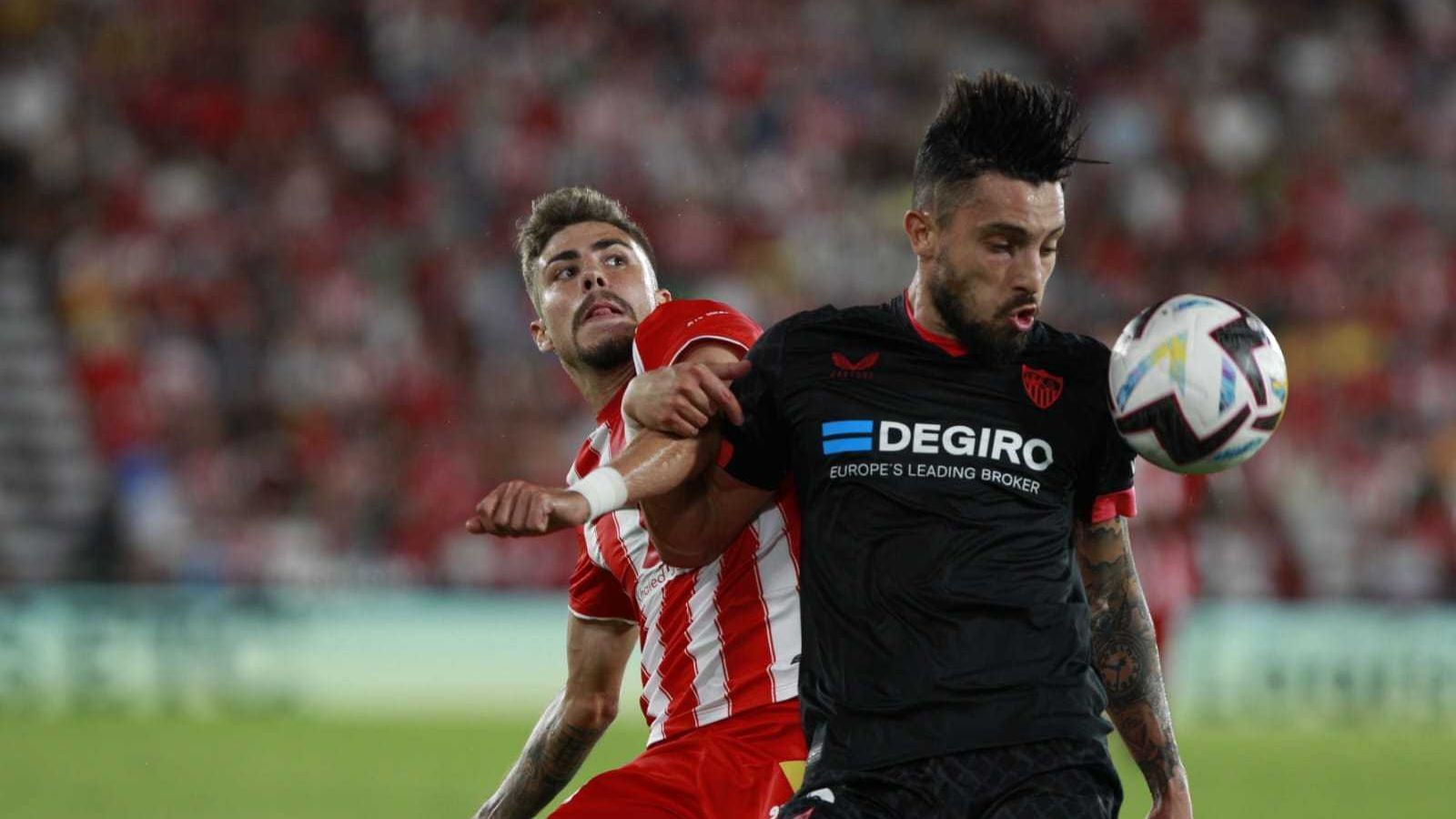 Alex Telles pelea por un balón con Pozo.