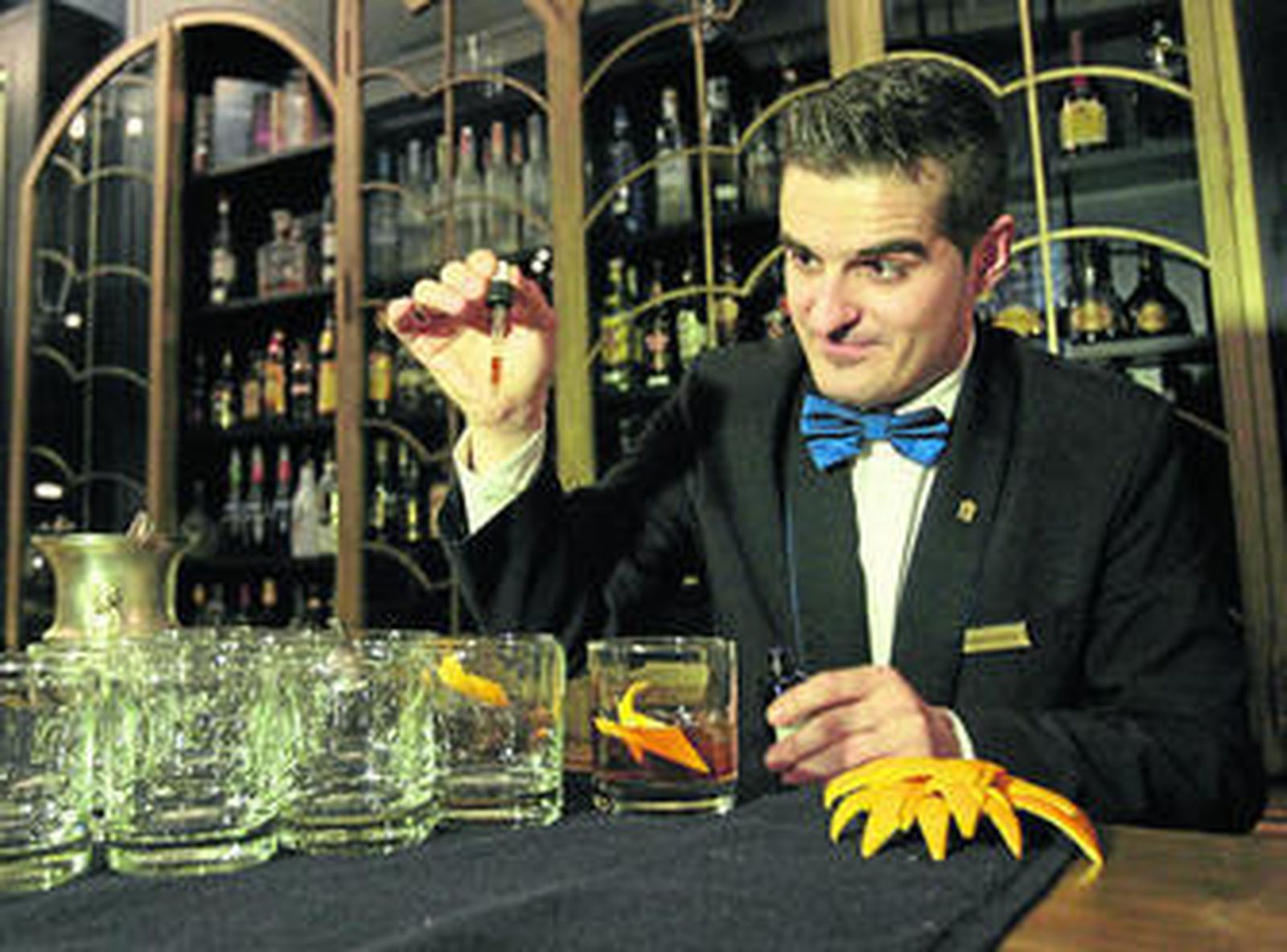 Un barman hace un cóctel durante un concurso.