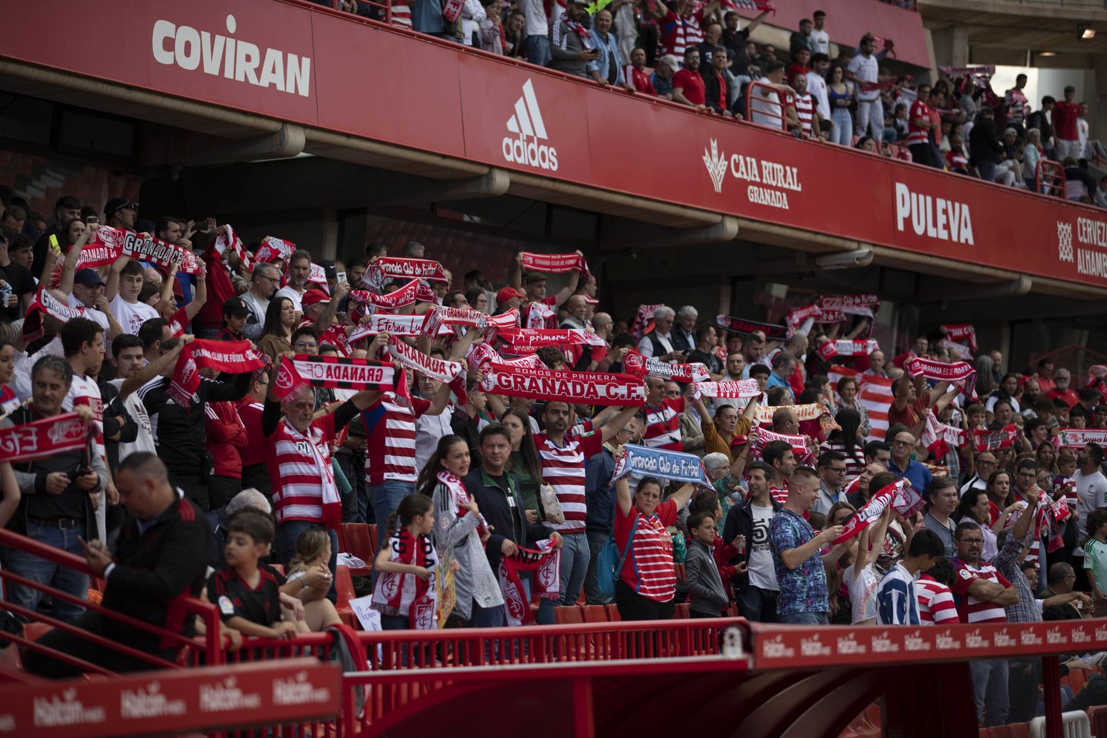 Encuéntrate en la grada en el Recreativo Granada - Real Avilés