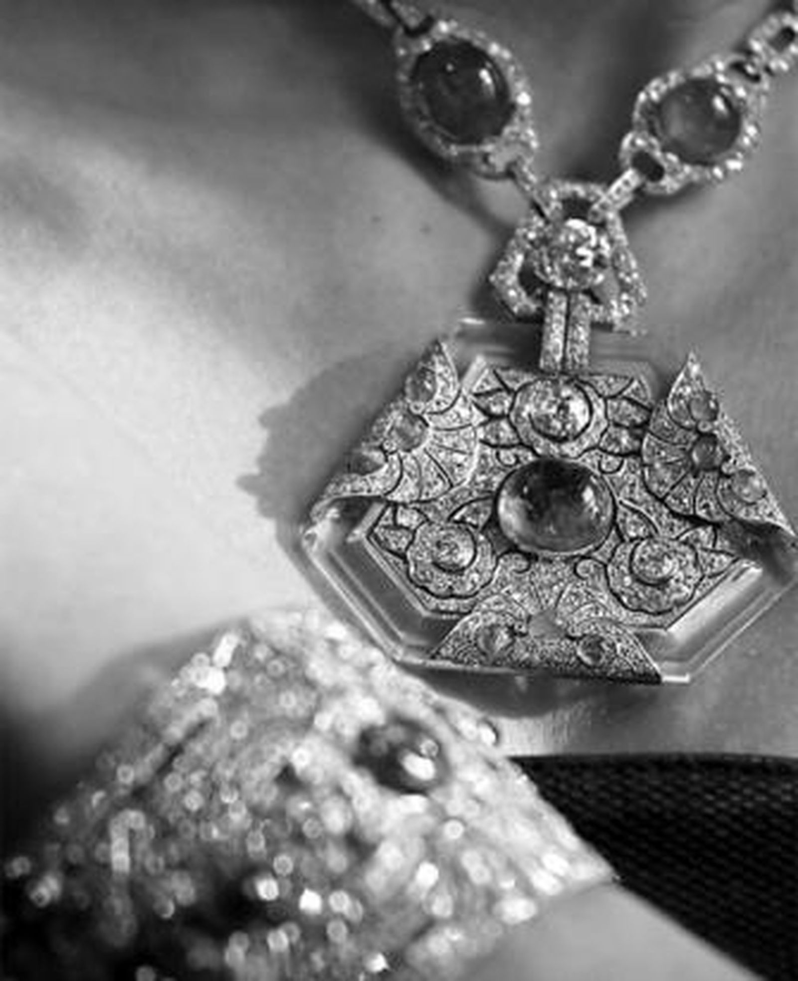 Un collar de esmeraldas y diamantes es la estrella de la colección.