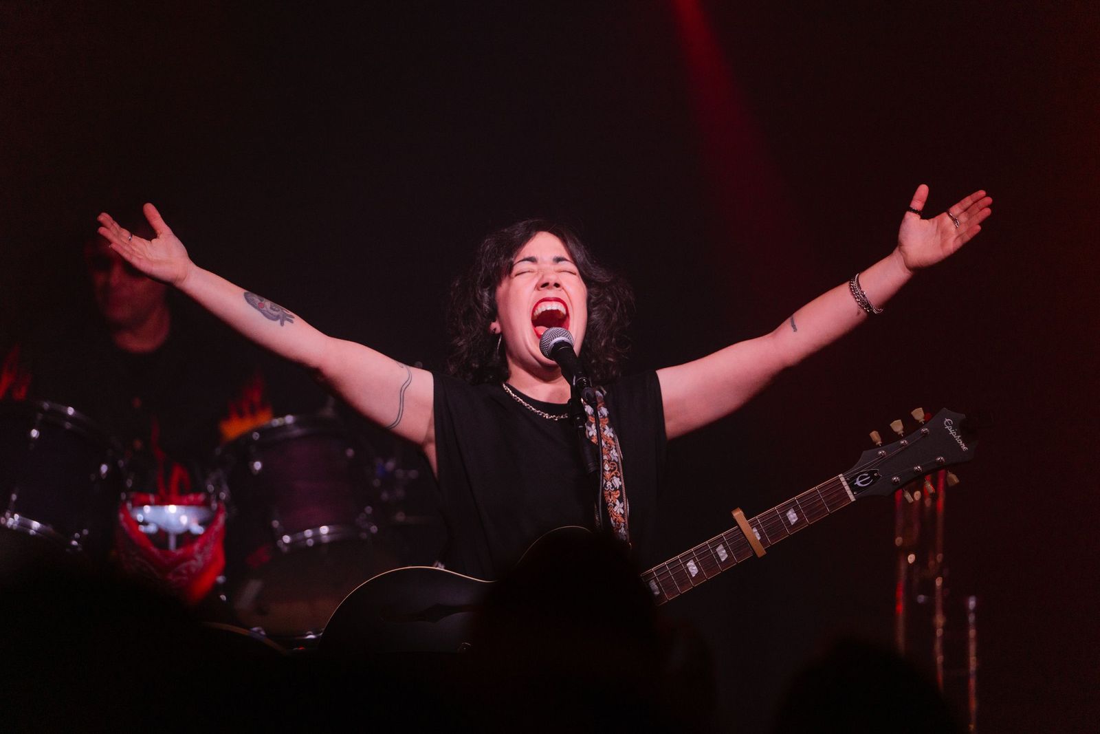 Rocío Gálamo durante la interpretación de una canción.