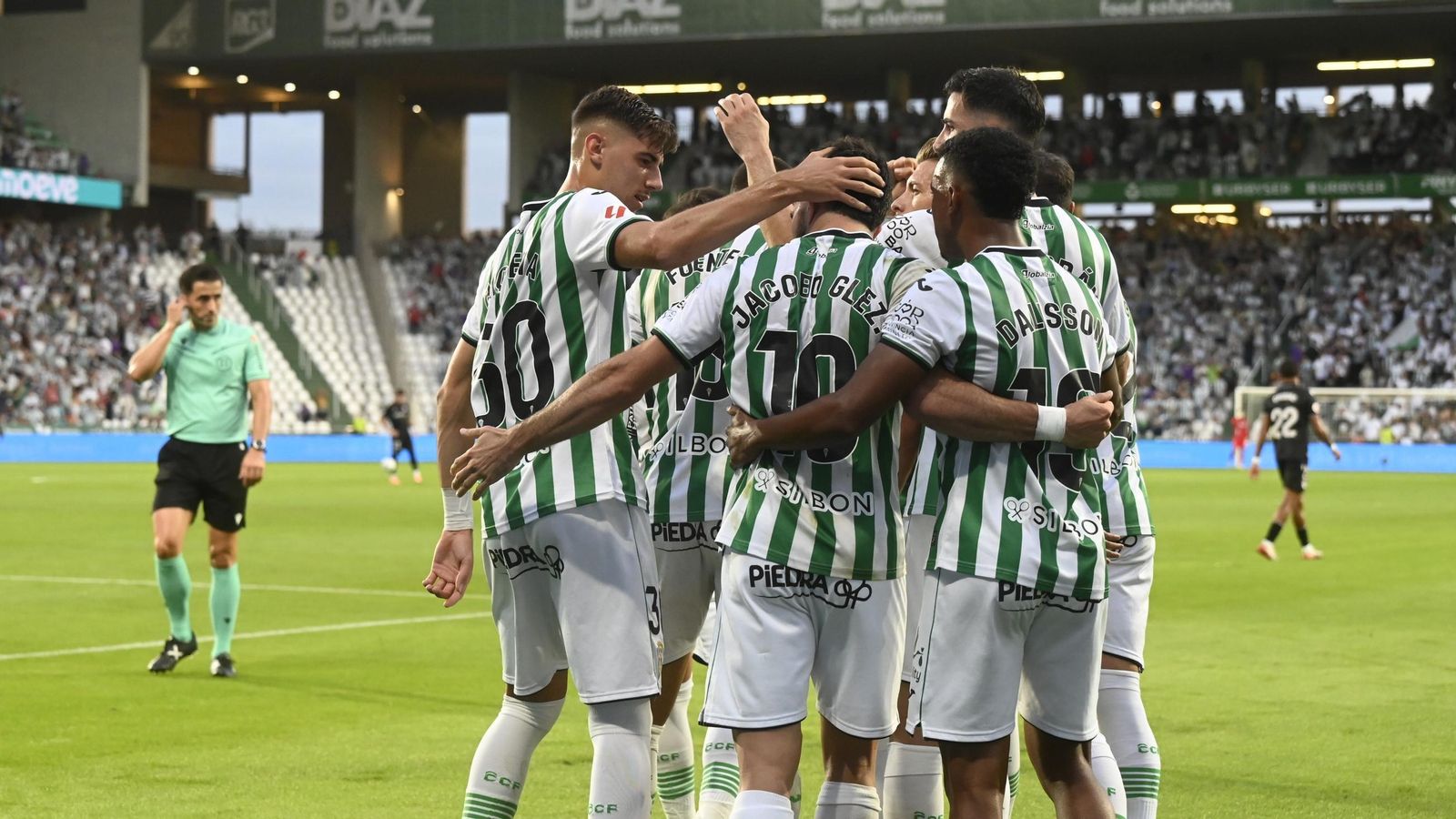 Los jugadores del Córdoba CF celebran el gol del empate ante el Almería.