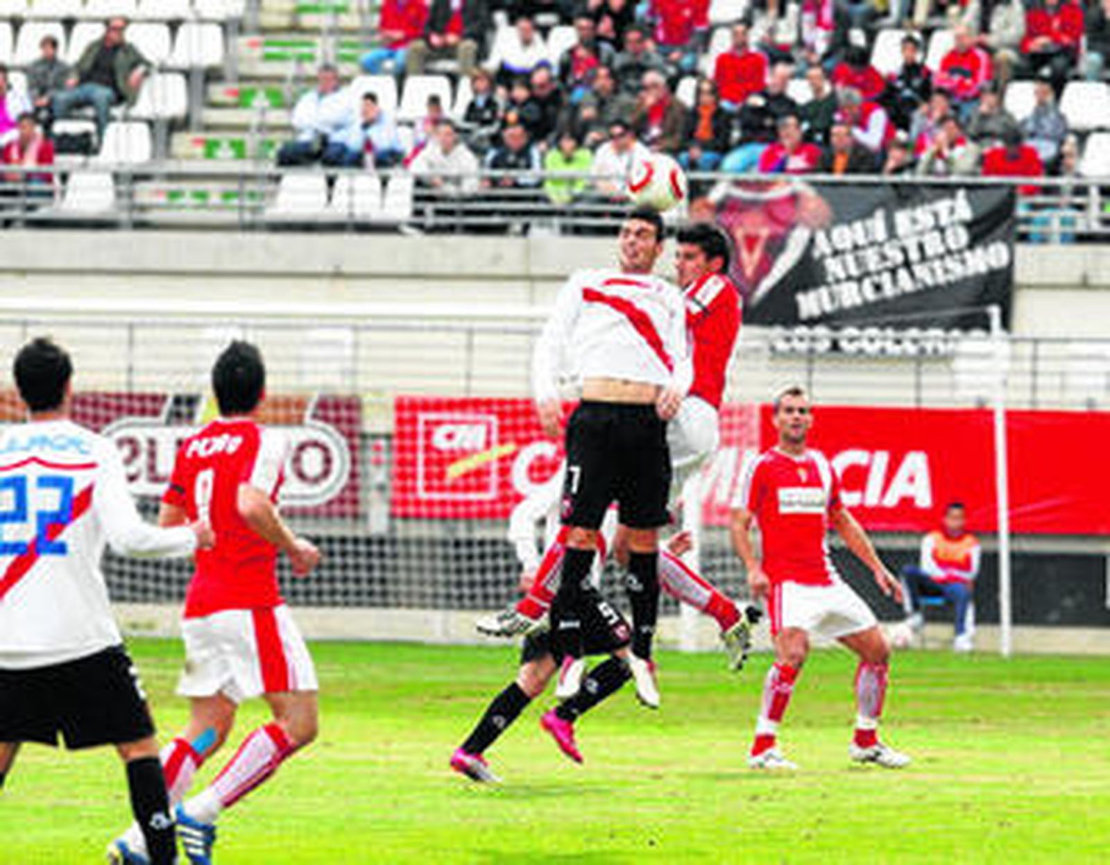 Jairo Caballero intenta llevarse el balón en el salto ante Aguilera.