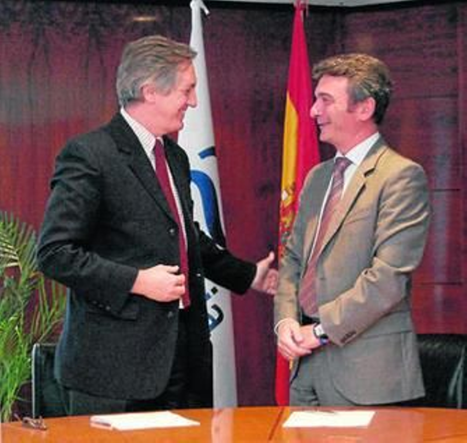 Luis Cacho, consejero delegado de Navantia, y Eduardo González, rector de la UCA, durante la firma.