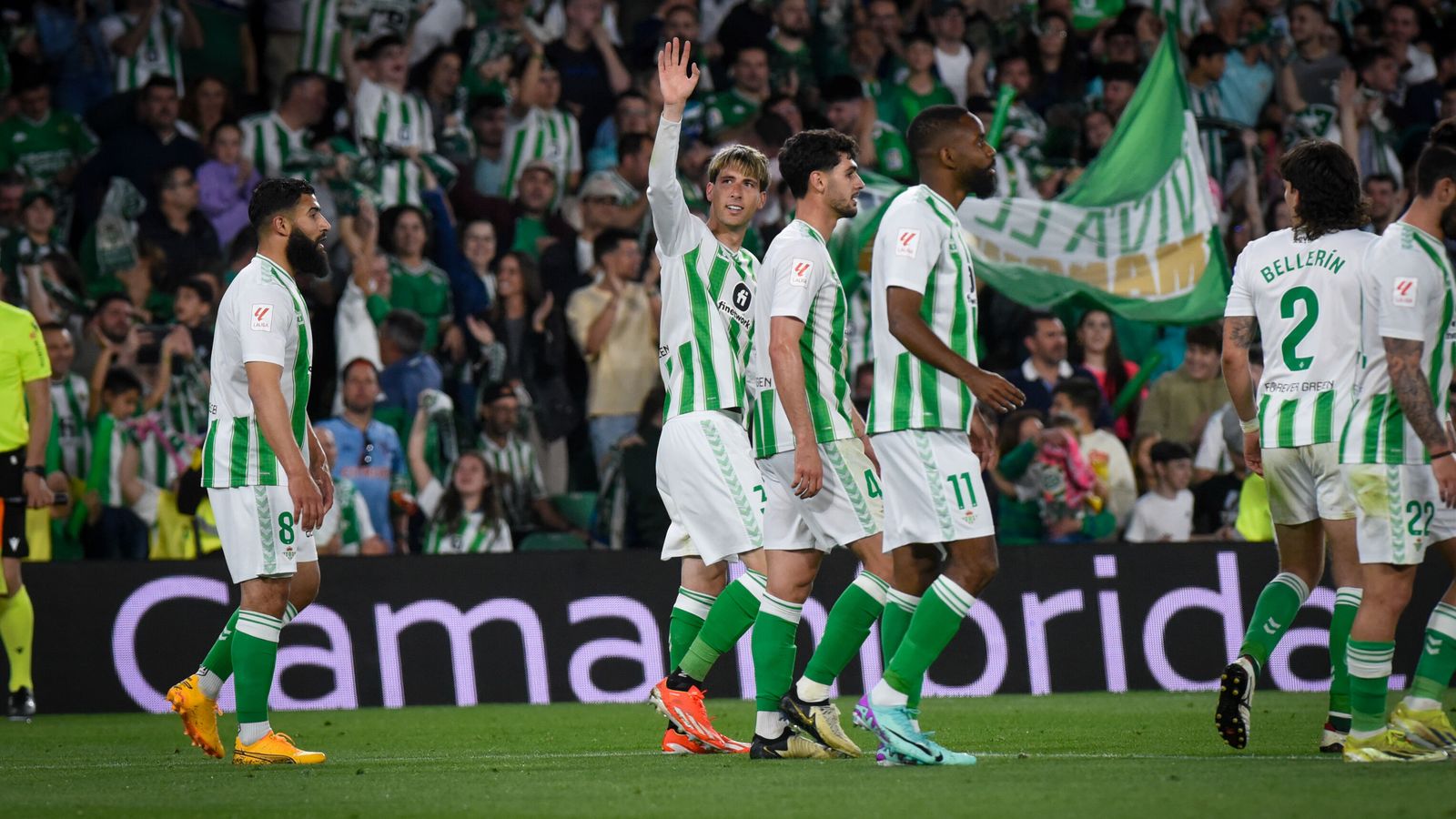 Miranda saluda a la grada tras abrir el marcador.