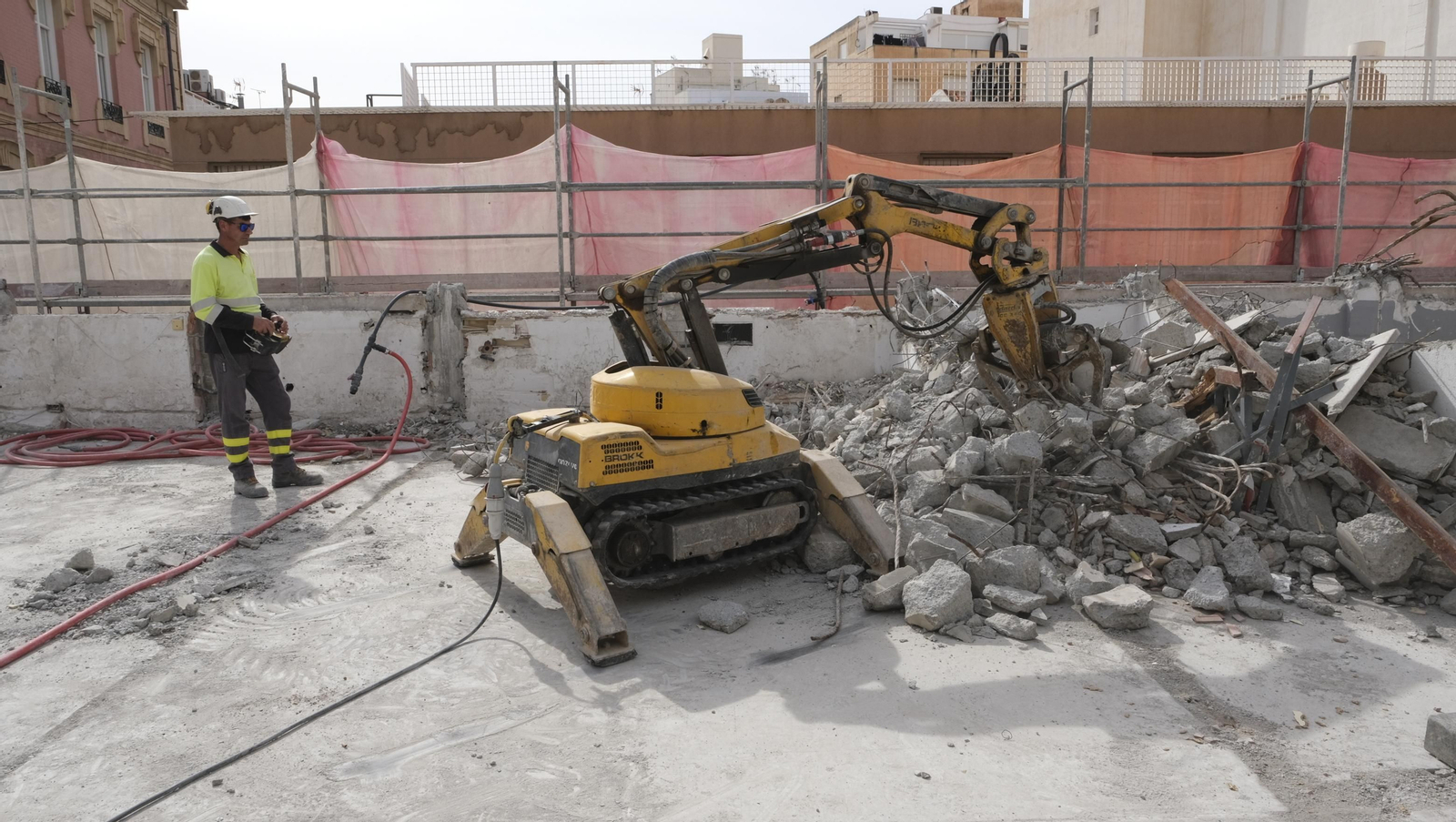 Las mejores imágenes del derribo de la oficina central de Correos en Almería