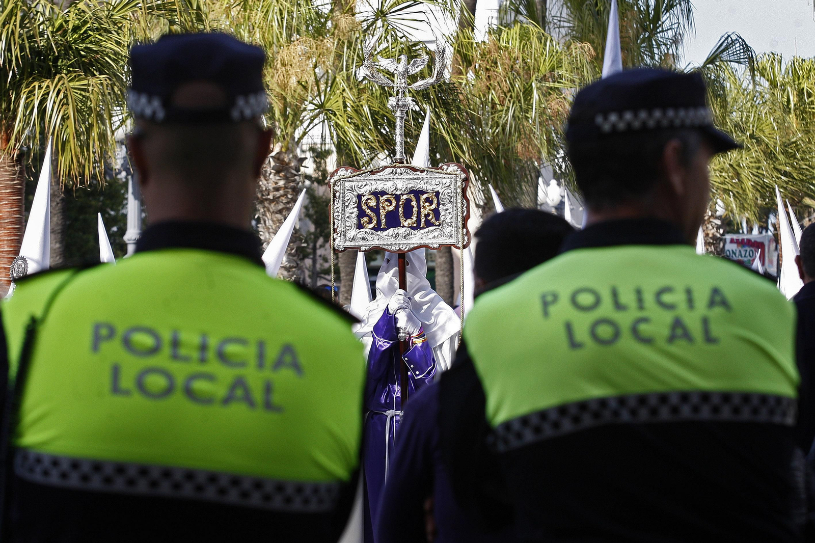 Dos agentes de la Policía Local hacen su labor junto al cortejo del Amor. Dos agentes de la Policía Local hacen su labor junto al cortejo del Amor.