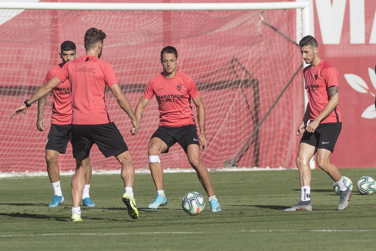 Chicharito, en un entrenamiento del Sevilla FC.