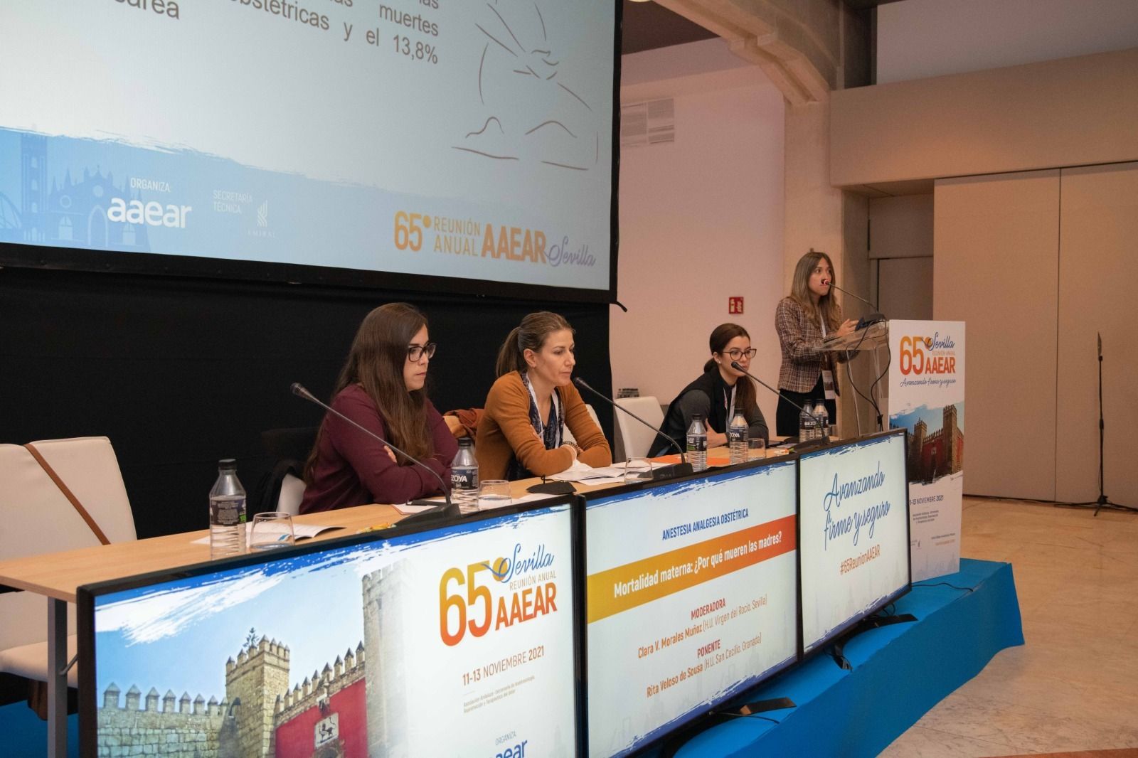 Expertos en Anestesiología en la mesa dedicada a la obstetricia.