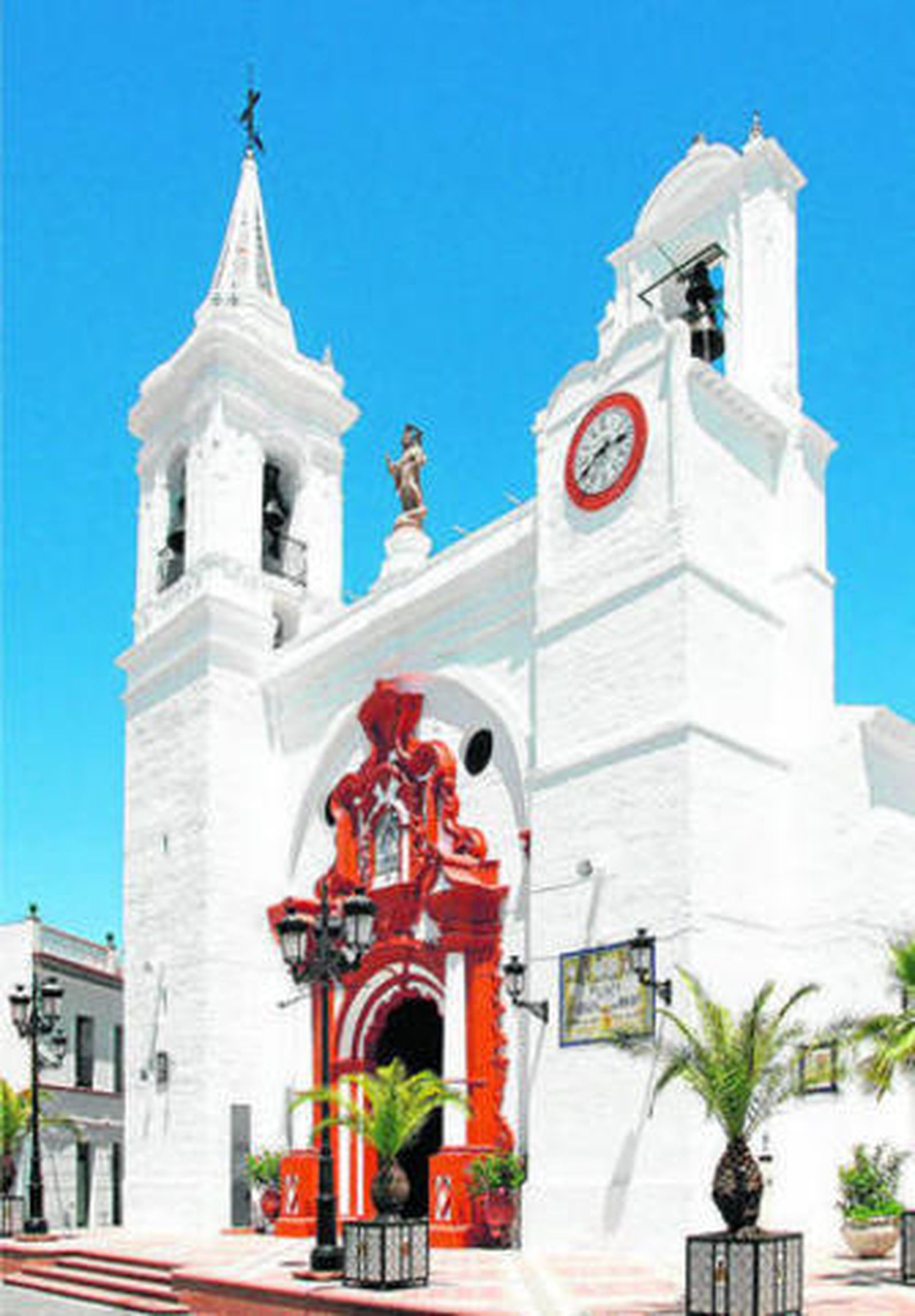 La fachada de la parroquia de La Asunción, inmaculada. A la derecha, el interior del templo, donde todavía quedan algunos andamios.