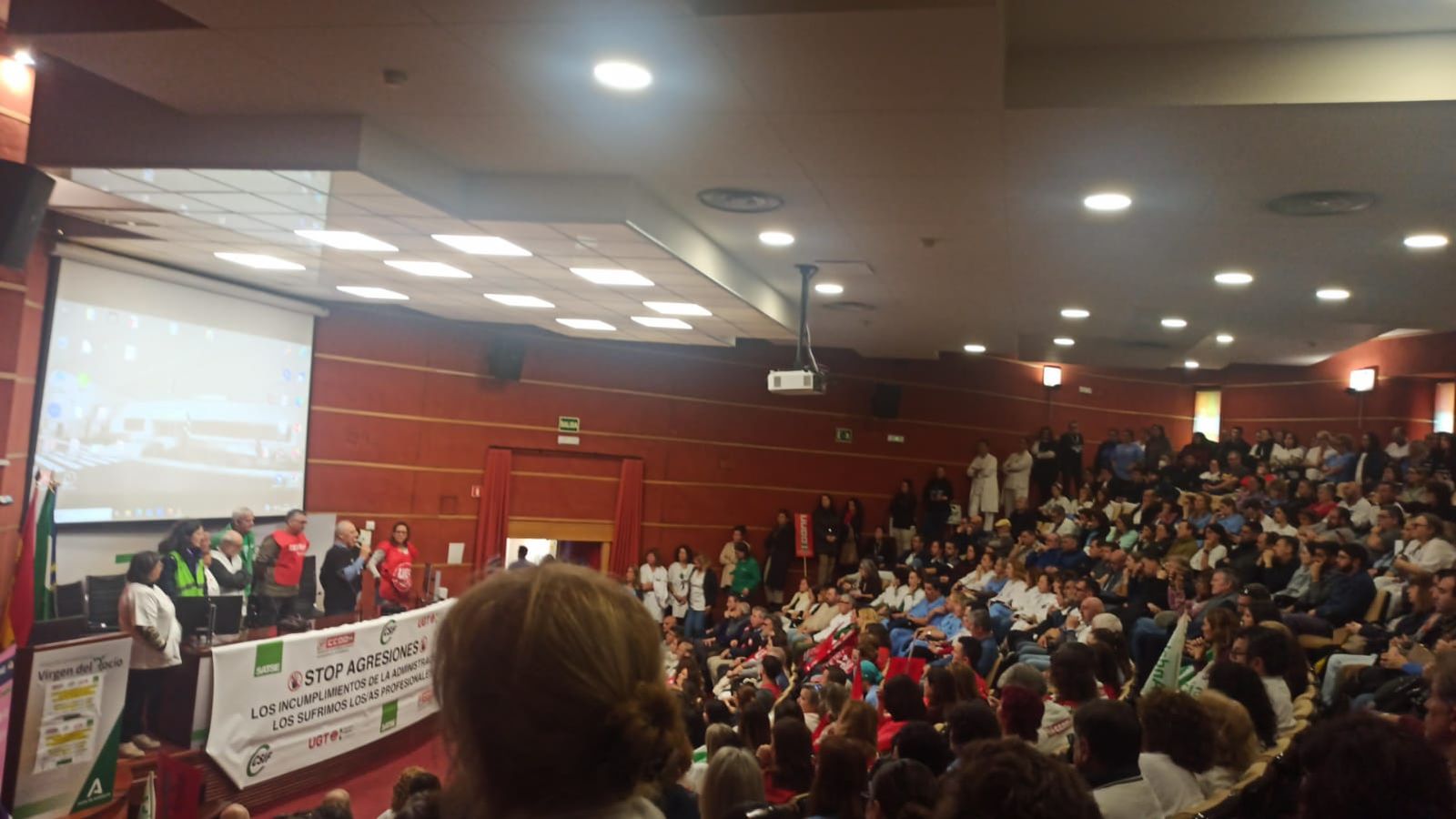 La asamblea convocada por los sindicatos en el Edificio de Gobierno del Virgen del Rocío, previa al encierro.