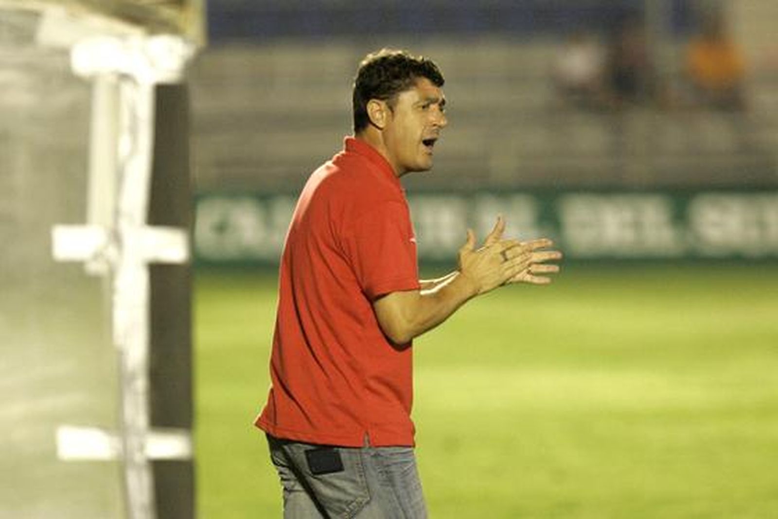 Ángel Pedraza anima a sus jugadores tras recibir el segundo tanto. 

Foto: Jesus Marin