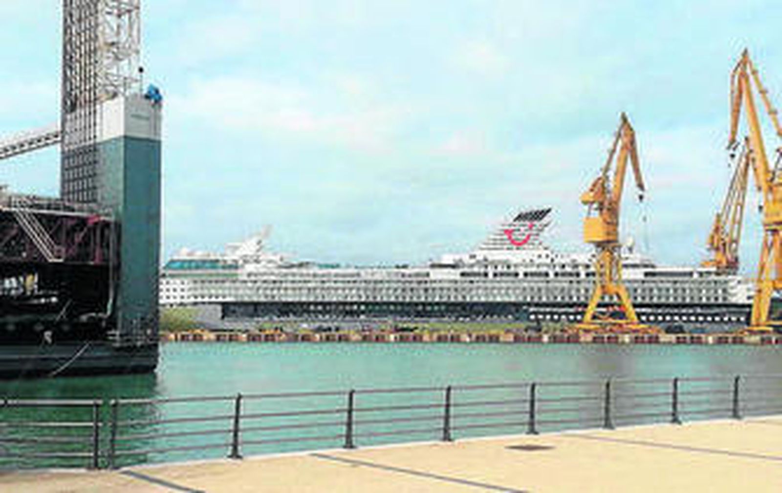 El 'Mein Schiff 2', ayer en Navantia-Cádiz.