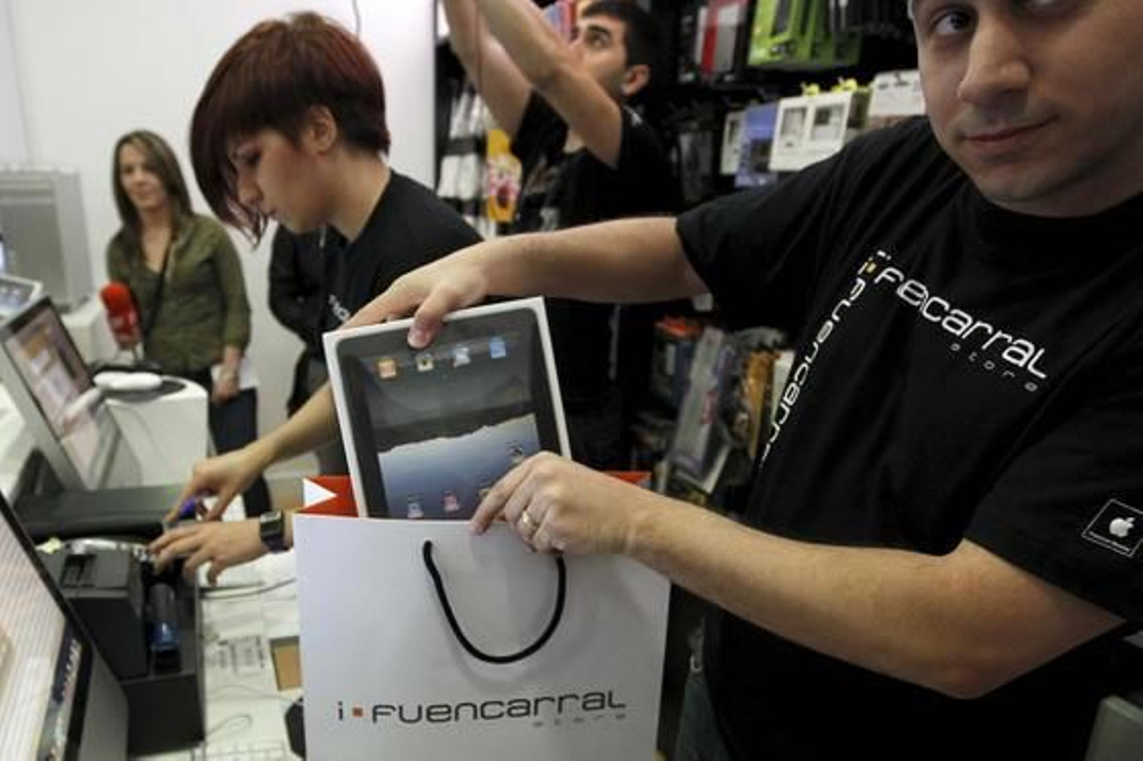 La llegada del iPad a las tiendas españolas ha generado una gran expectación / EFE