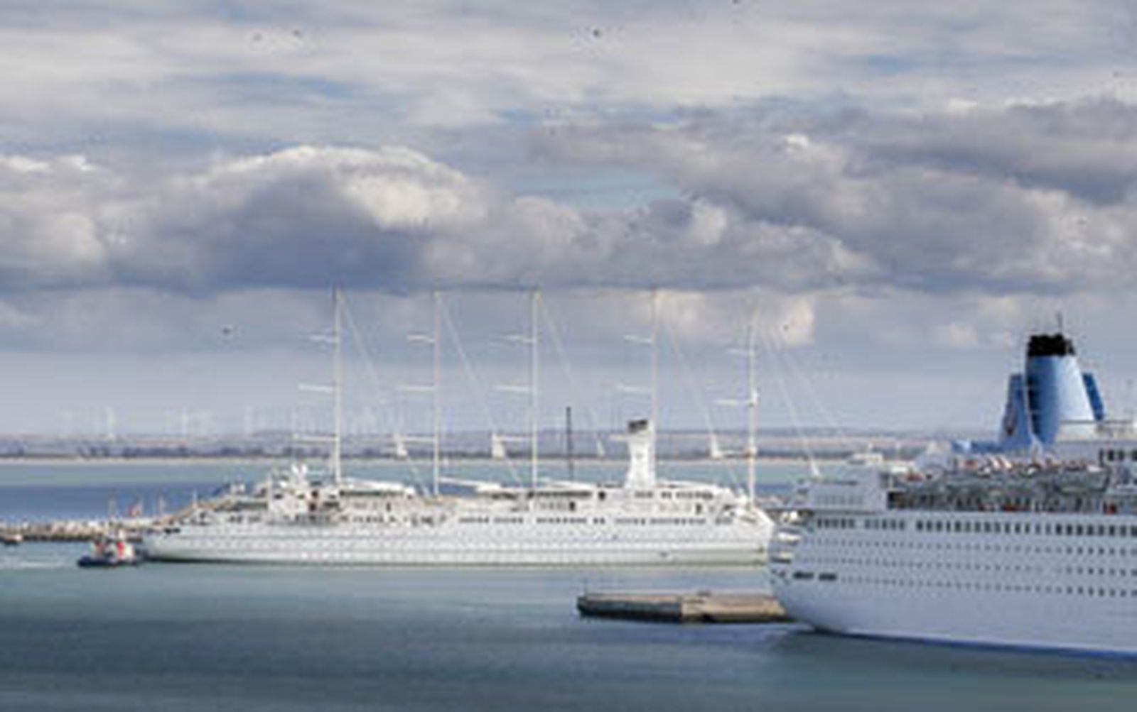 El 'Windsurf', reconocible por sus cinco mástiles, a su entrada ayer en el astillero gaditano donde permanecerá unos 12 días./Julio González