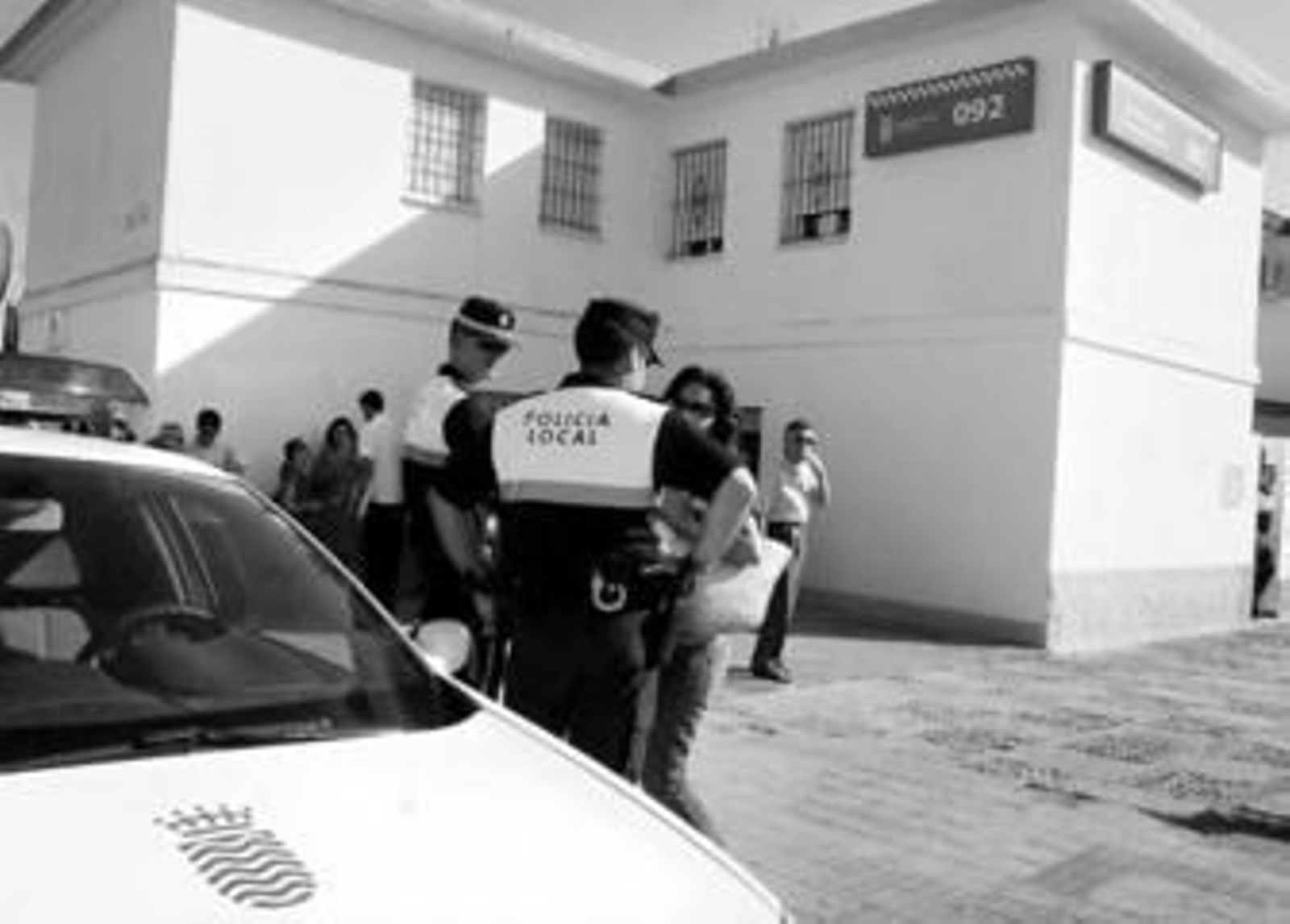 Agentes de la Policía Local, junto a la nuevas dependencias en la zona Norte.