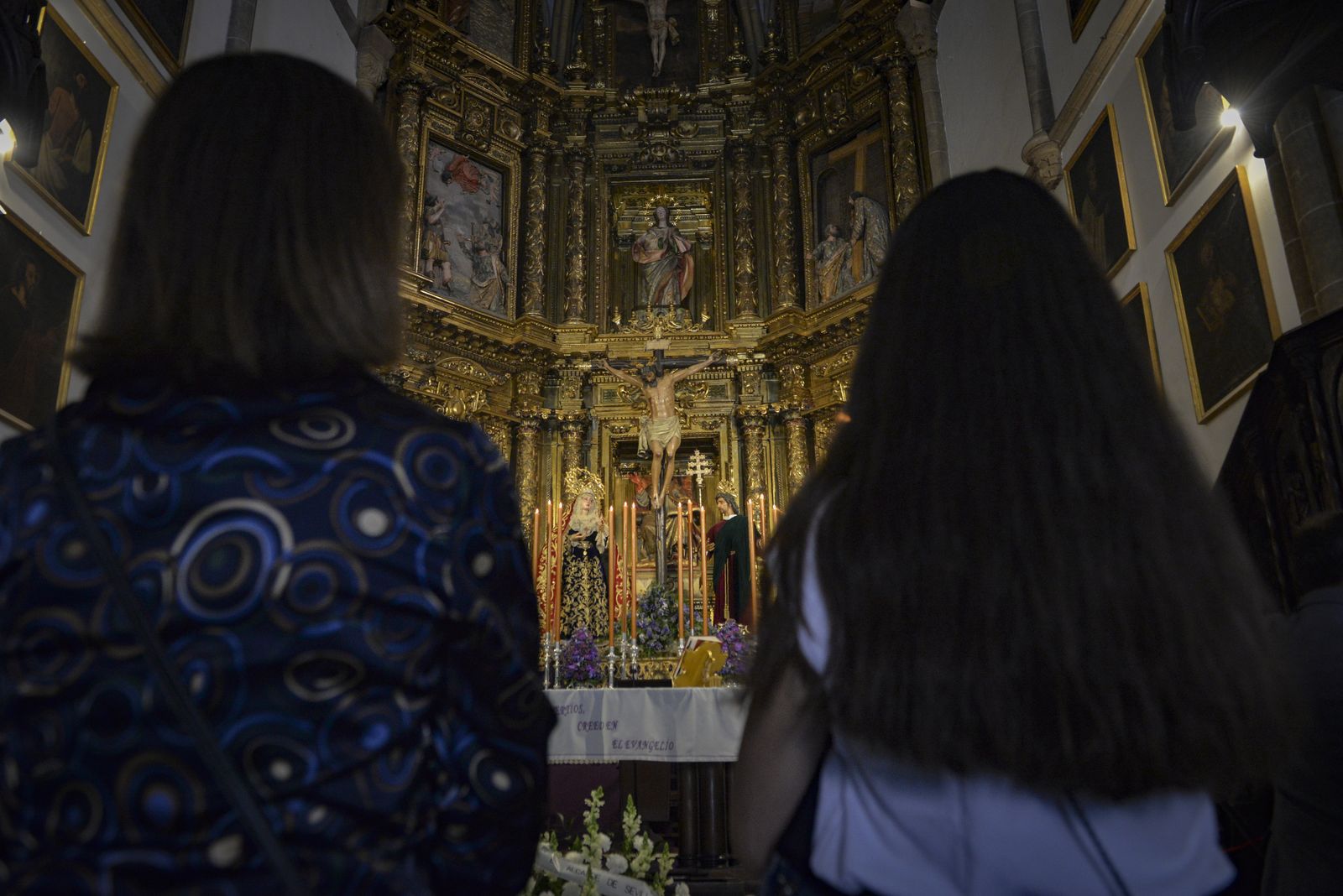 Los titulares del Cristo de Burgos en el altar de San Pedro el Miércoles Santo