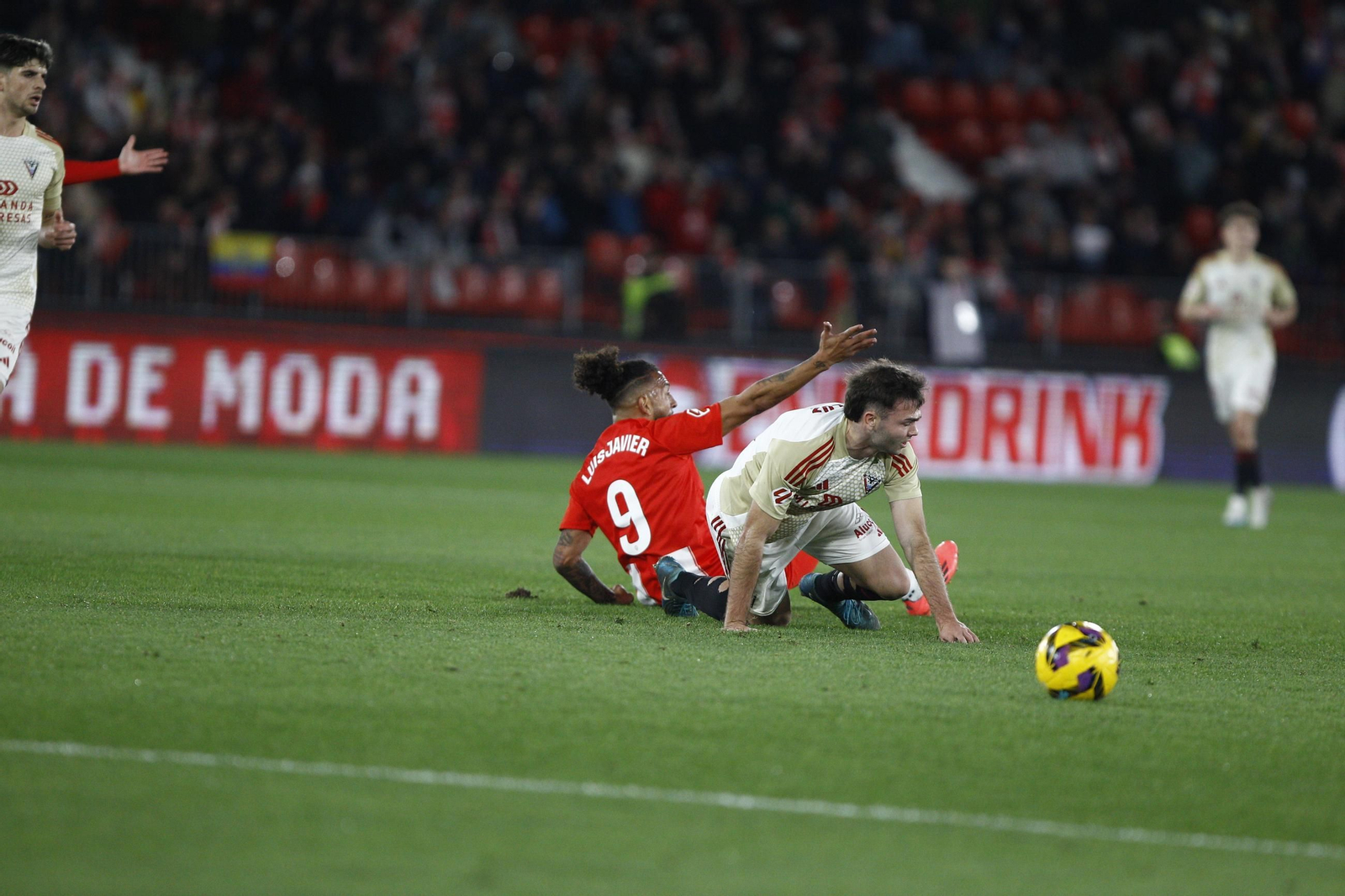 La U.D. Almería se impone por 1-0 al C.D. Mirandés y alcanza la segunda plaza, en imágenes