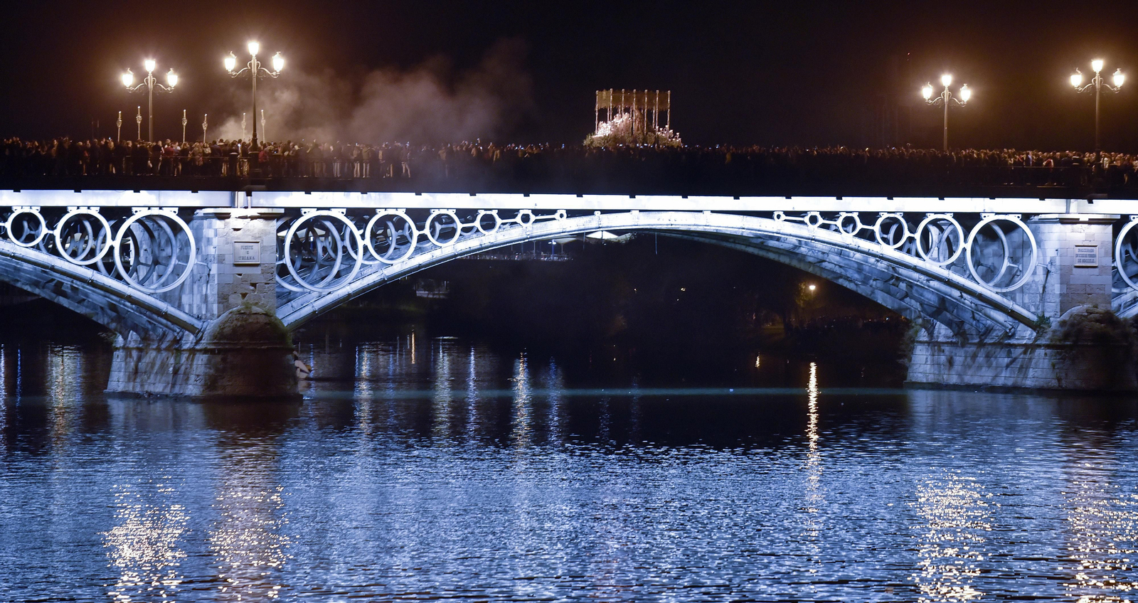 El regreso de la Esperanza de Triana, en imágenes
