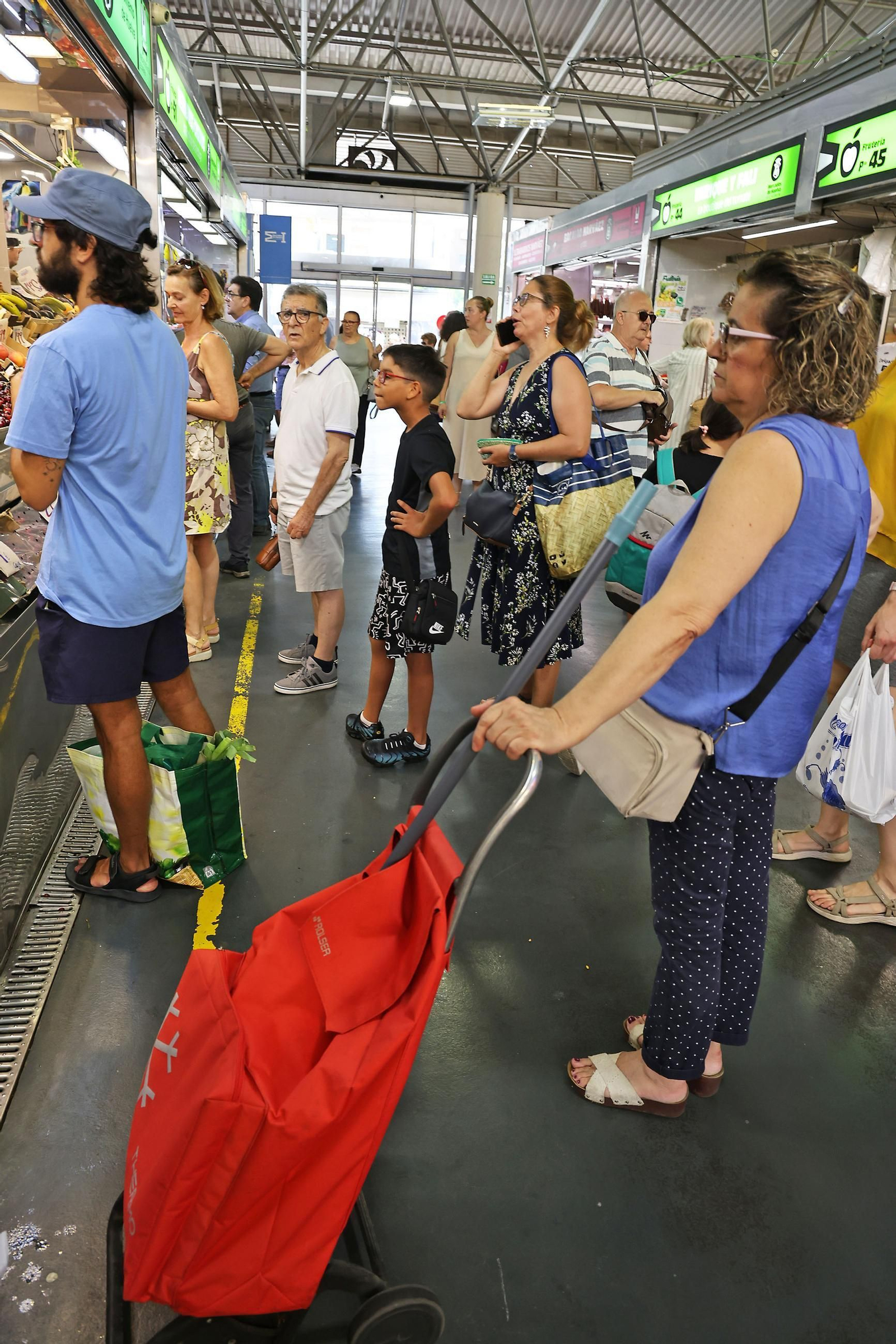 Imágenes de las compras en el entorno del Mercado del Carmen en la mañana de sábado